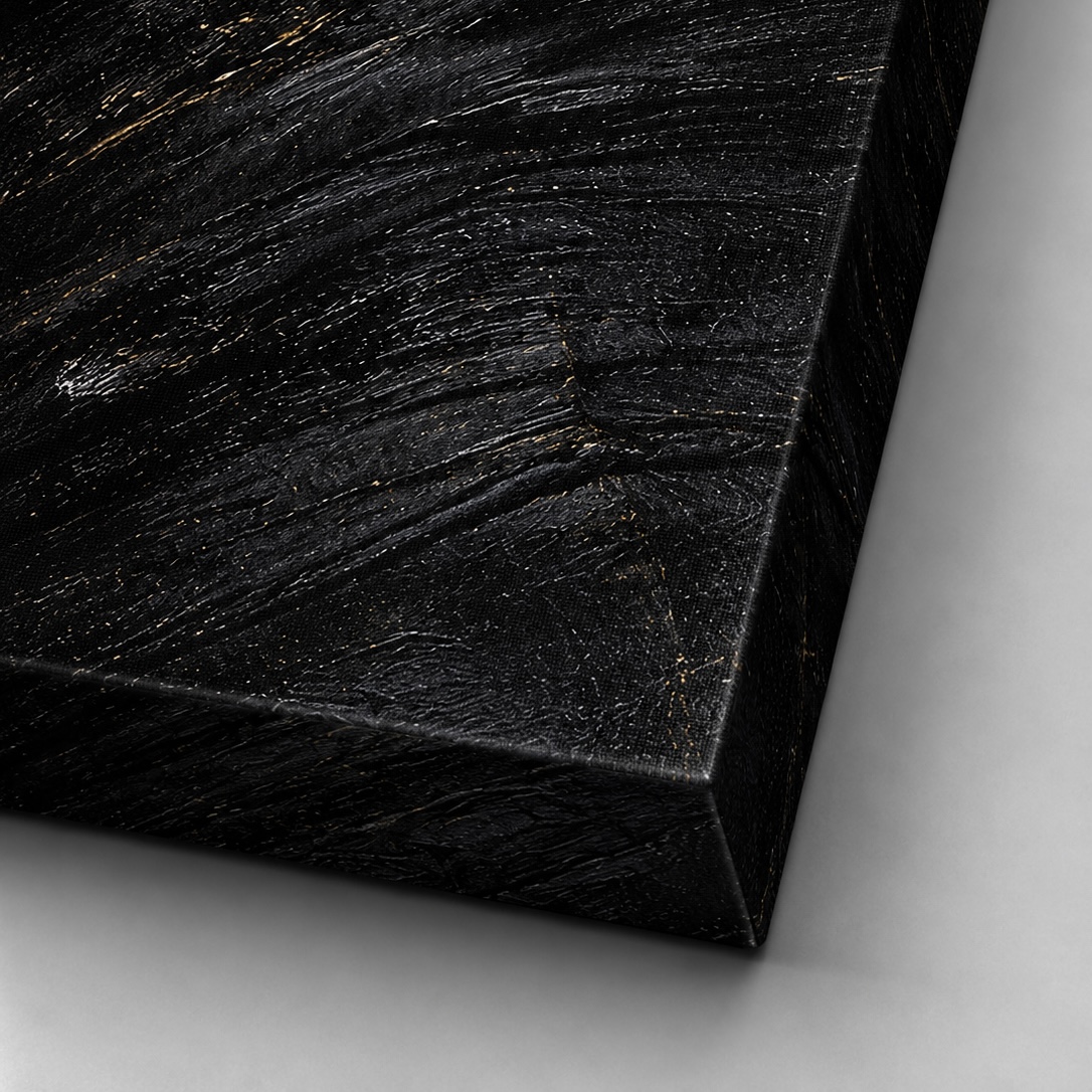 Élégance Noire – Portrait artistique contemporain Détail de la toile noire texturée du tableau Élégance Noire