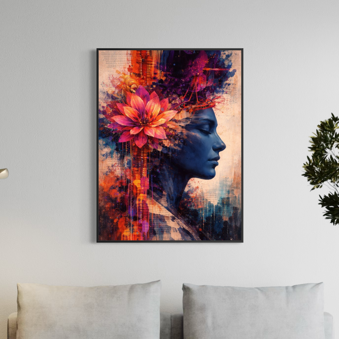 tableau femme floral moderne colore dans un salon contemporain minimaliste