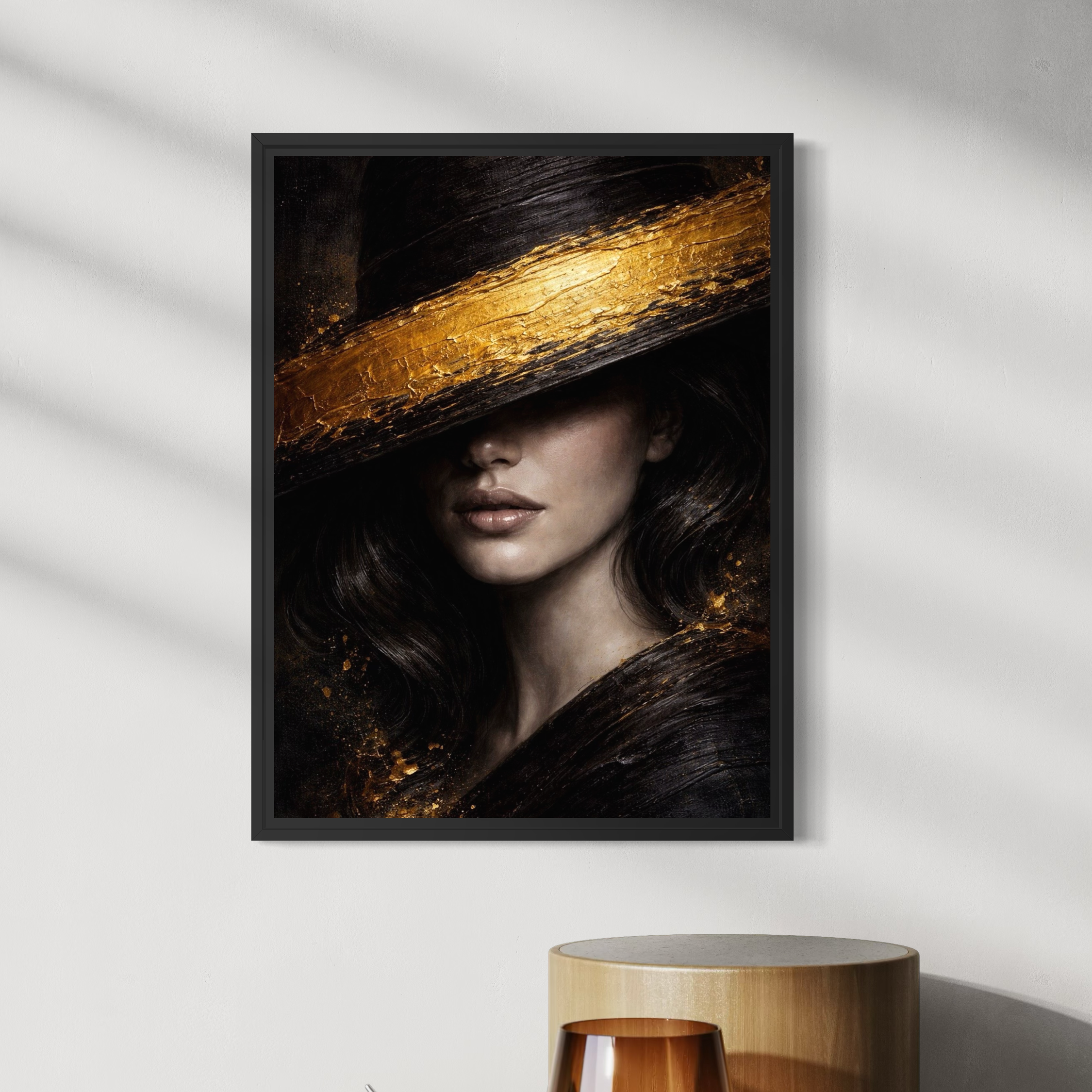 Élégance Noire – Portrait artistique contemporain Tableau Élégance Noire avec portrait féminin noir et or dans une décoration moderne