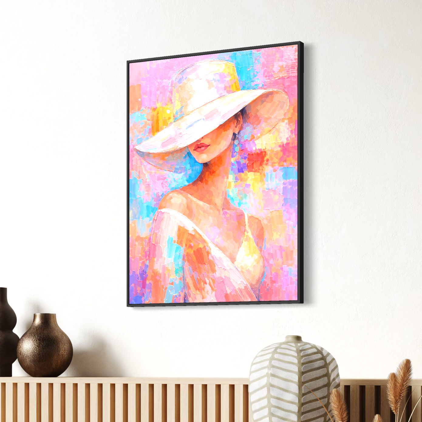 tableau femme moderne colore avec chapeau blanc dans un interieur raffine