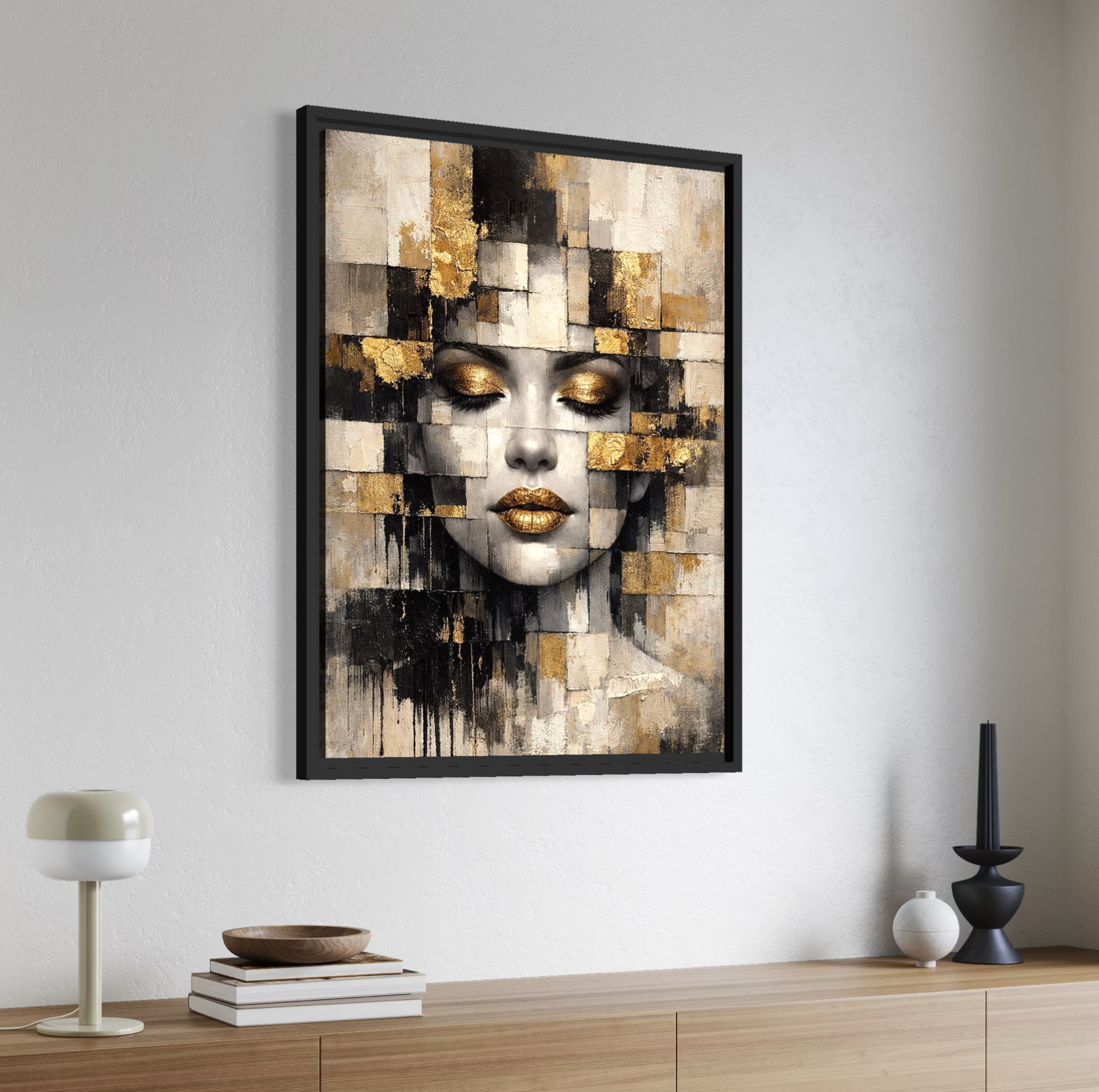 Tableau visage femme abstrait doré moderne dans une décoration intérieure contemporaine