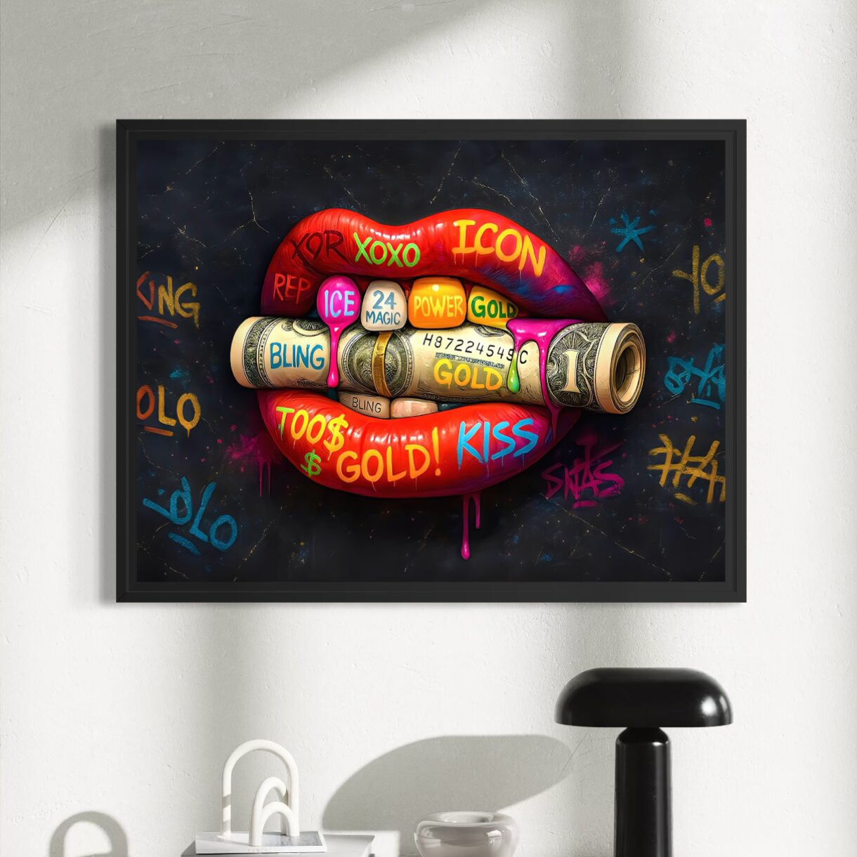 Tableau Morsure Cash – Pop Art Luxe et Argent | SPEKTRA Tableau Morsure Cash exposé dans un intérieur contemporain, représentant des lèvres rouges mordant un rouleau de billets dans un univers pop art coloré inspiré du luxe et de l’argent.