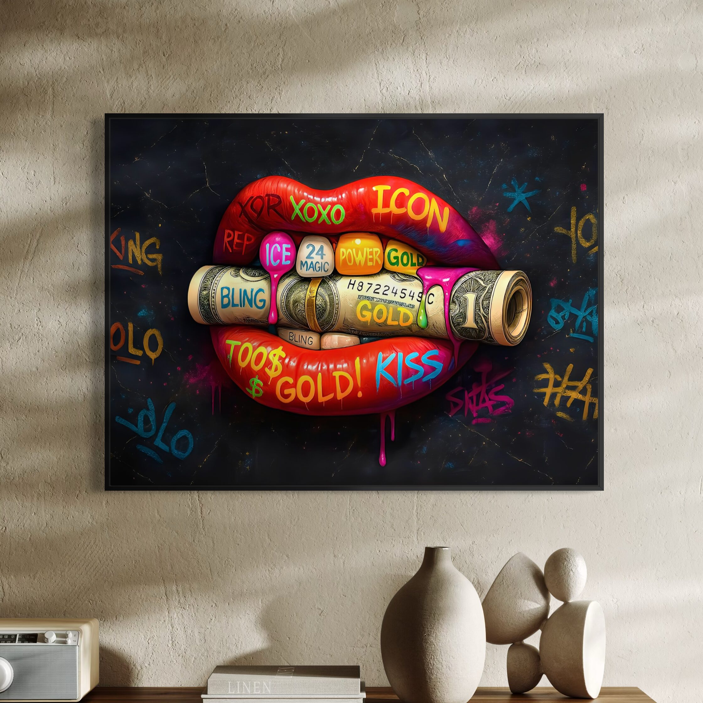 Tableau Morsure Cash – Pop Art Luxe et Argent | SPEKTRA Tableau Morsure Cash dans un intérieur contemporain, représentant des lèvres rouges mordant un rouleau de billets dans un univers pop art inspiré du luxe et de l’argent.