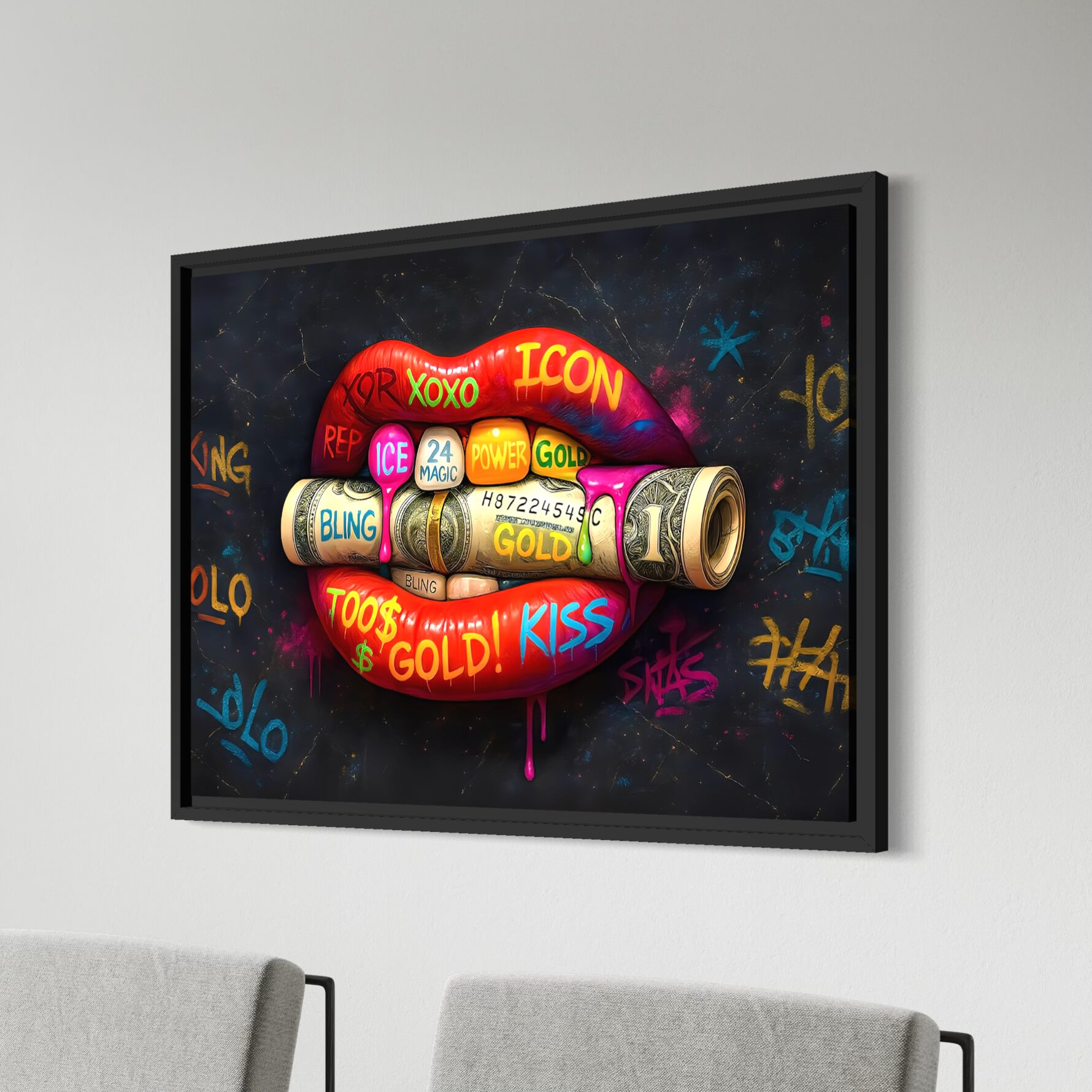 Tableau Morsure Cash – Pop Art Luxe et Argent | SPEKTRA Tableau Morsure Cash présenté dans un intérieur contemporain, représentant des lèvres rouges mordant un rouleau de billets dans un univers pop art inspiré du luxe, de l’argent et de la culture de la consommation.