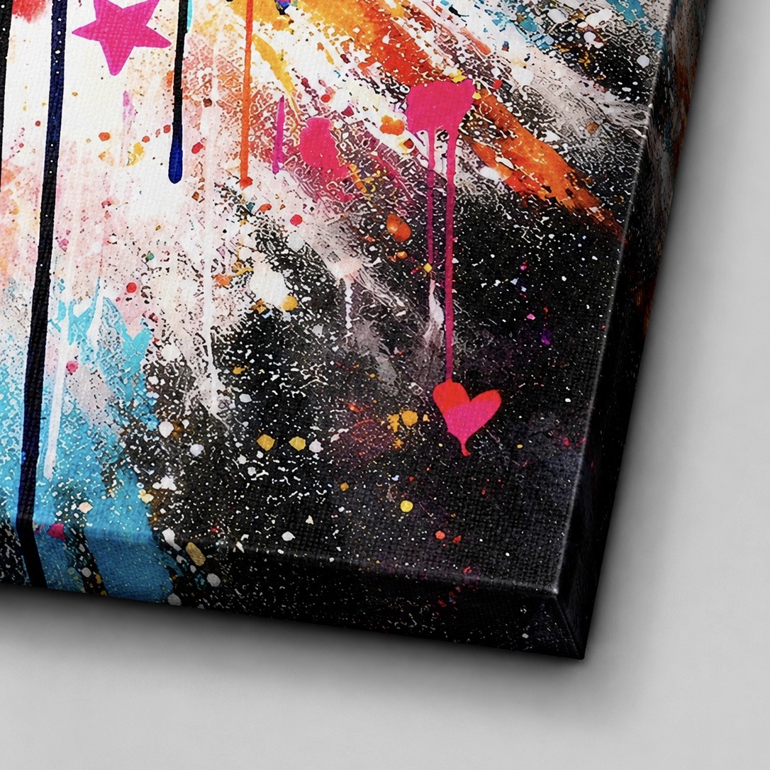 Détail de la toile Cœur Rebelle mettant en valeur la texture du canvas, les coulures de peinture, les éclats colorés et la finition premium de cette œuvre street art contemporaine.