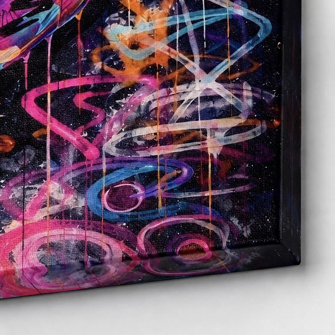 Tableau Crâne Rose Pop Art – Sourire Macabre Détail de la toile Sourire Macabre mettant en valeur la texture du canvas, les graffitis colorés, les lignes roses et bleues et la finition premium du tableau street art.