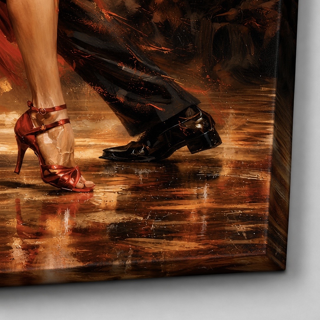 Tableau Fièvre Tango représentant un couple dansant le tango avec une robe rouge en mouvement, dans une salle élégante illuminée par des lustres dorés. Détail de la toile Fièvre Tango mettant en valeur les chaussures de danse, la robe rouge, les reflets dorés au sol et la finition premium du tableau.