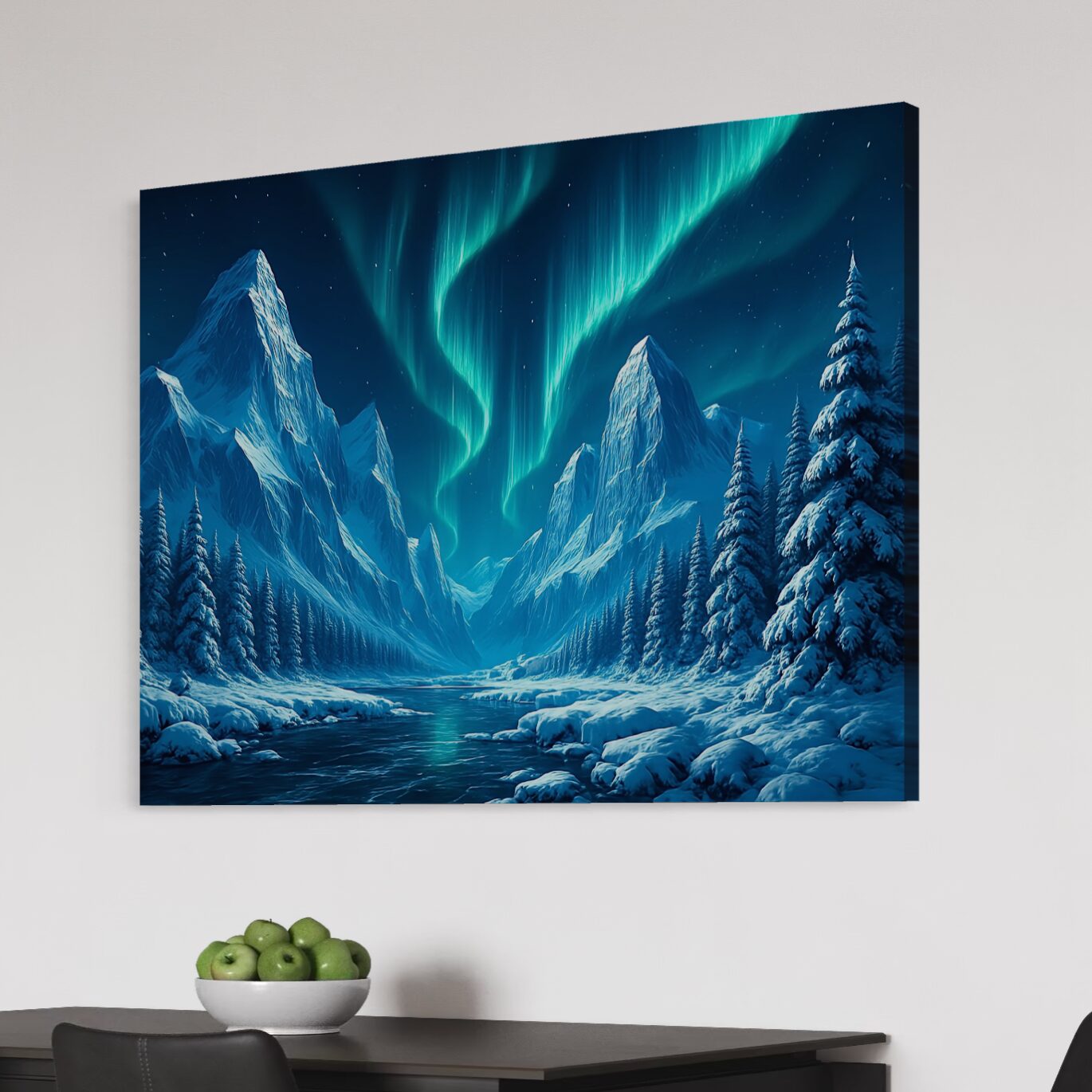 Tableau Le Souffle du Nord vu en perspective avec aurore boréale et montagnes enneigées dans une décoration intérieure contemporaine