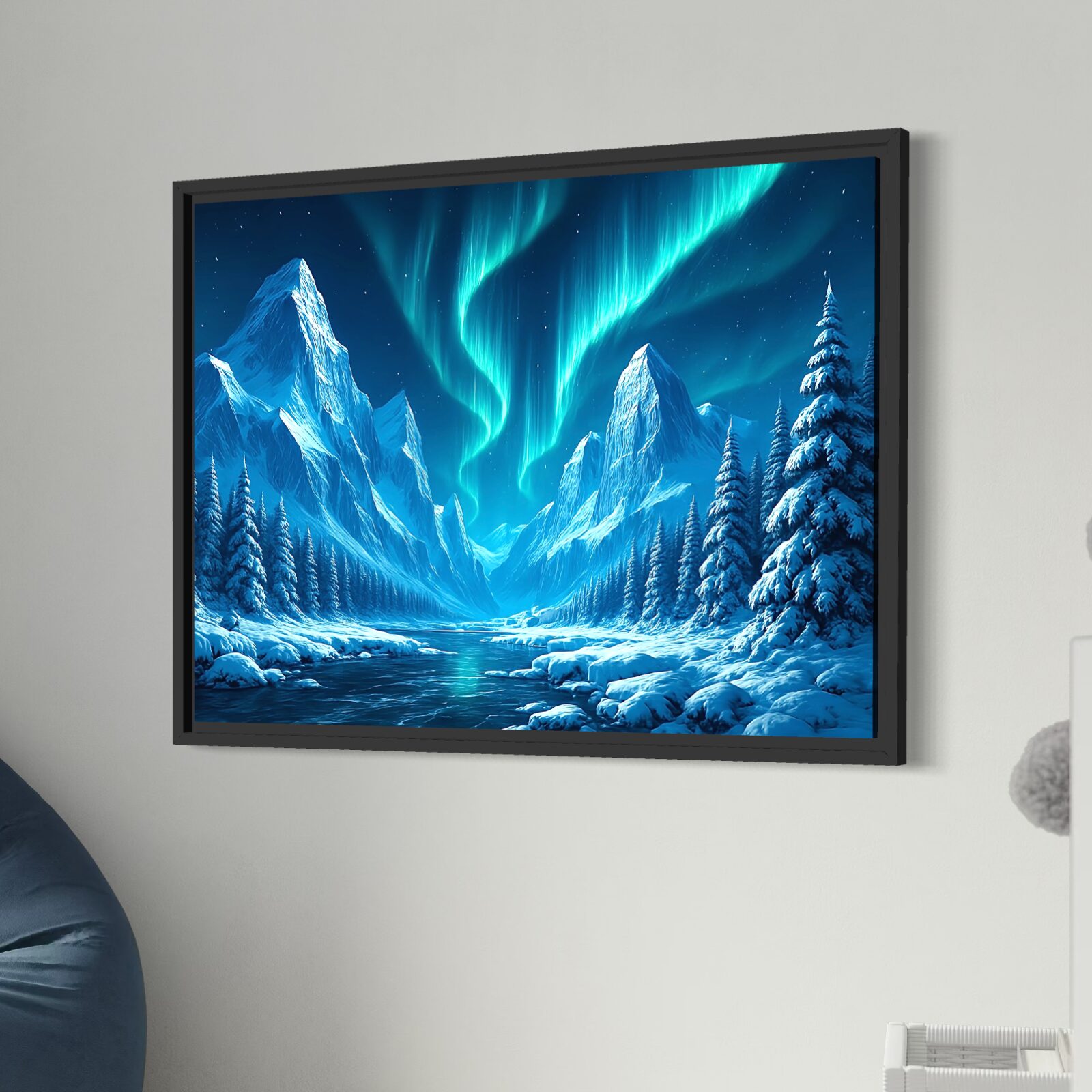 Tableau encadré Le Souffle du Nord avec aurore boréale et montagnes enneigées présenté dans un intérieur moderne au style épuré