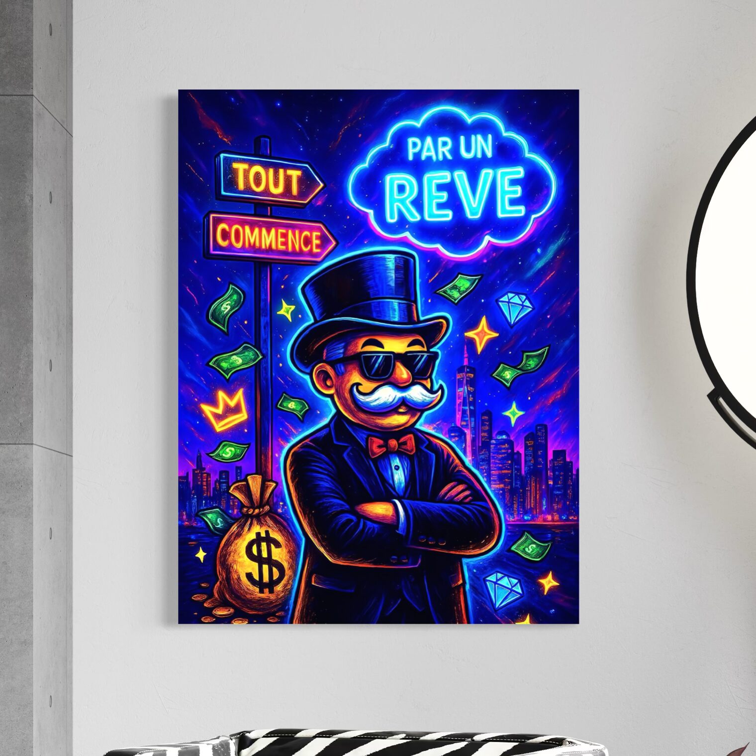 Tableau Le Visionnaire Monopoly – Richesse, réussite et liberté financière Mise en situation du tableau Le Visionnaire dans un intérieur moderne, représentant un personnage inspiré du Monopoly entouré de billets, de diamants et du message « Tout commence par un rêve ».