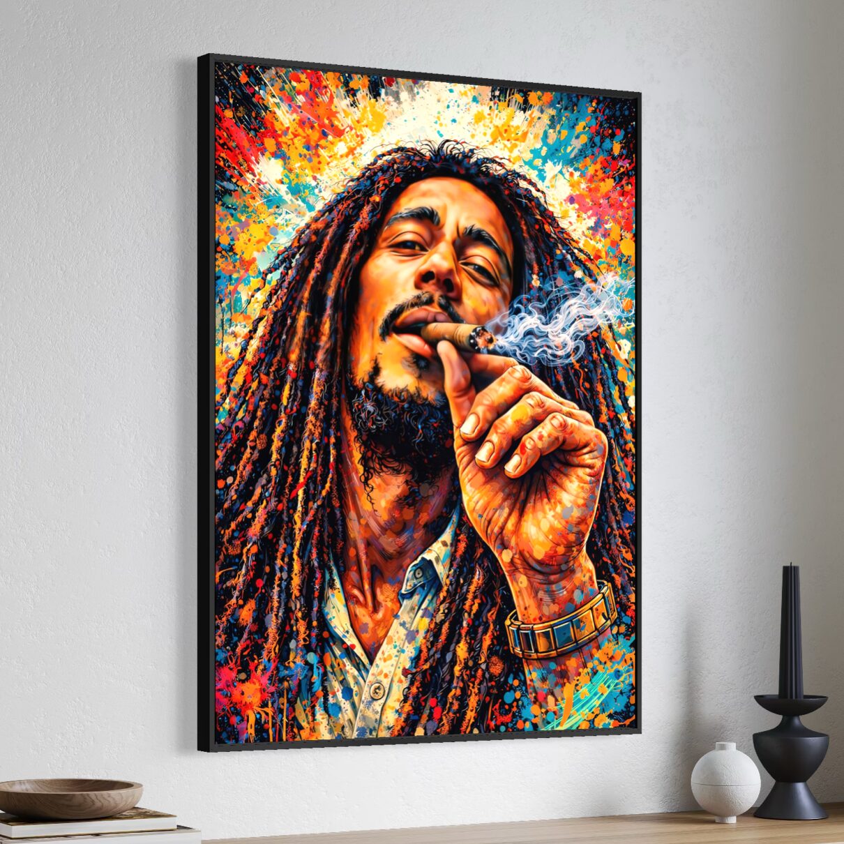 Tableau Marley Spirit inspiré de Bob Marley représentant un portrait reggae rasta coloré avec dreadlocks, fumée blanche, éclats de peinture et encadrement noir dans une décoration murale moderne.