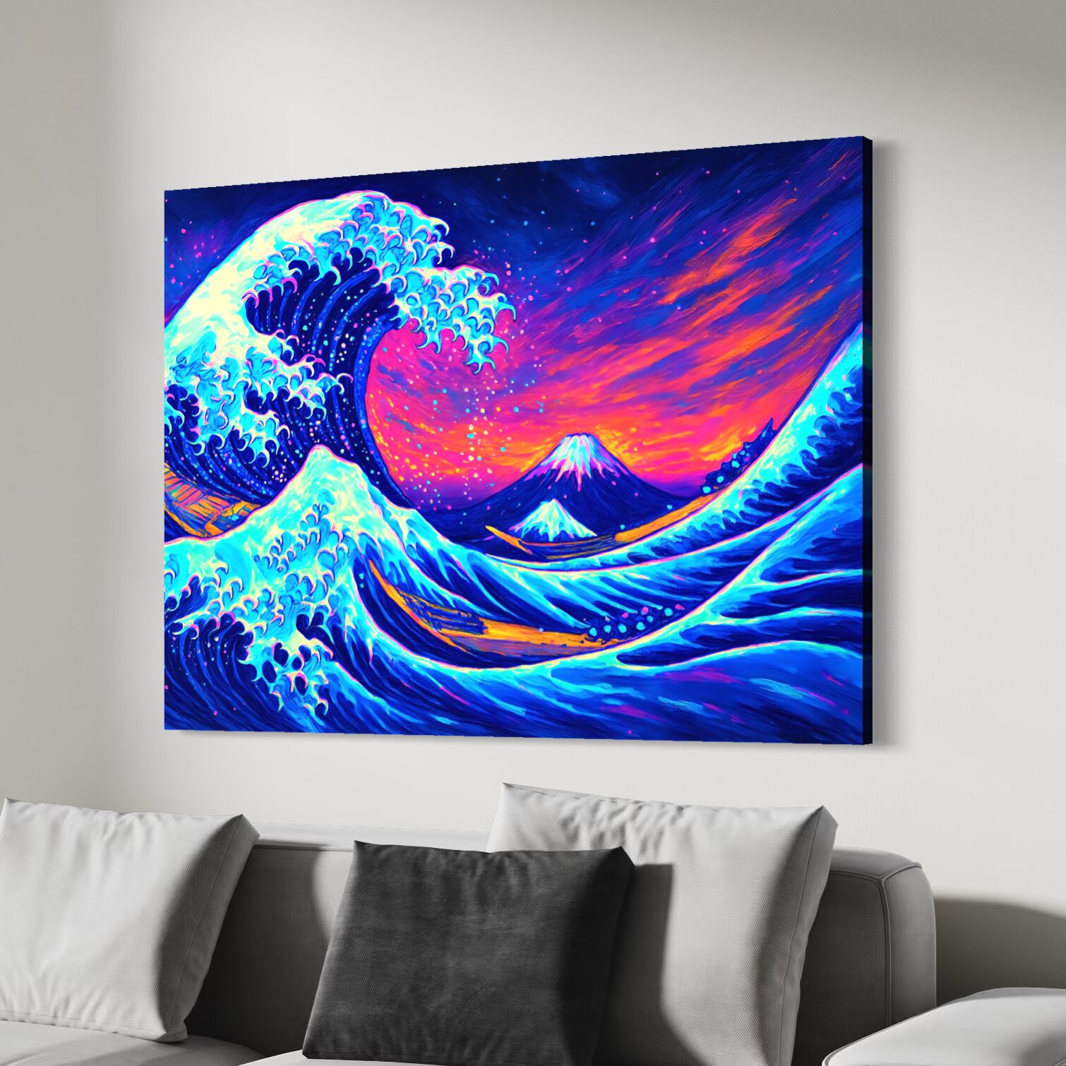 Tableau Vague Japonaise Néon et Mont Fuji – Chant des Abysses Tableau Chant des Abysses dans un salon contemporain représentant une vague japonaise néon avec le mont Fuji et un paysage marin inspiré de l’art japonais moderne