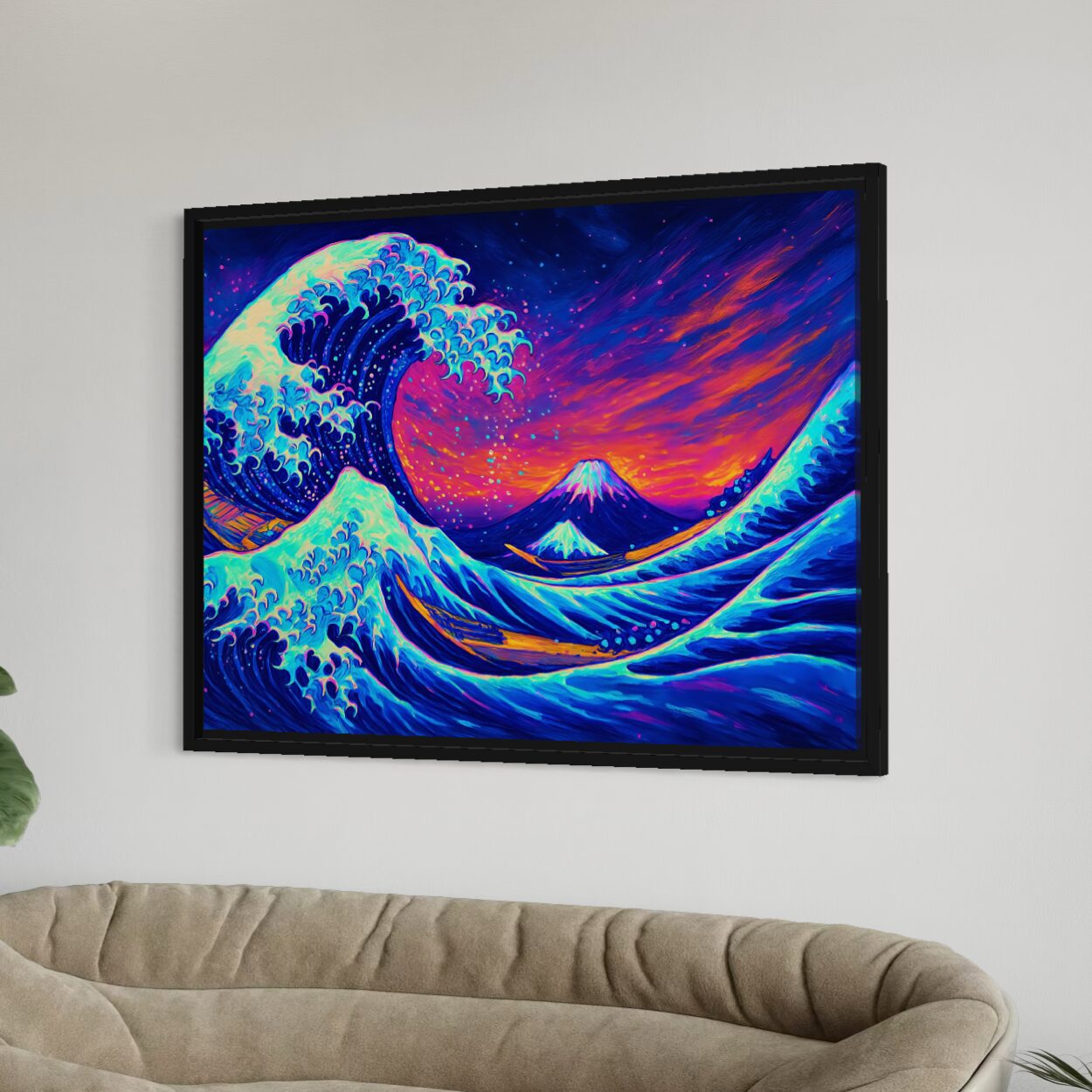 Tableau Vague Japonaise Néon et Mont Fuji – Chant des Abysses Tableau Chant des Abysses dans un salon moderne représentant une vague japonaise néon avec le mont Fuji dans un paysage marin contemporain
