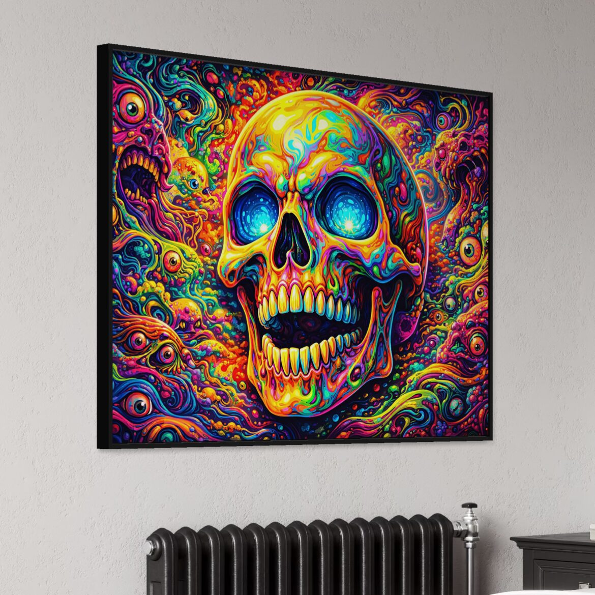 Tableau Crâne Cosmique – Crâne Psychédélique Coloré Tableau Crâne Cosmique encadré noir représentant un crâne psychédélique coloré aux yeux lumineux, entouré de formes cosmiques, de créatures fantastiques et de couleurs fluorescentes dans un intérieur moderne.