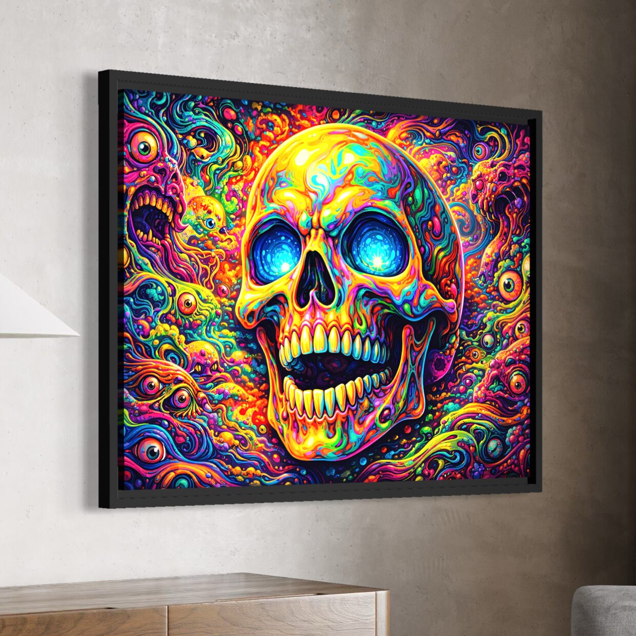 Tableau Crâne Cosmique – Crâne Psychédélique Coloré Tableau Crâne Cosmique encadré noir représentant un crâne psychédélique coloré aux yeux lumineux, entouré de formes cosmiques, de créatures fantastiques et de couleurs fluorescentes dans une décoration murale moderne.
