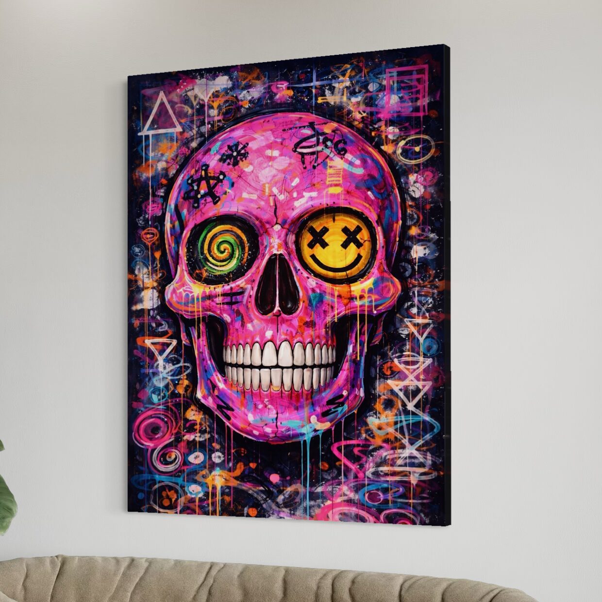 Tableau Crâne Rose Pop Art – Sourire Macabre Vue latérale du tableau Sourire Macabre représentant un crâne rose pop art avec yeux graphiques, sourire stylisé, graffitis colorés et ambiance street art au-dessus d’un canapé.