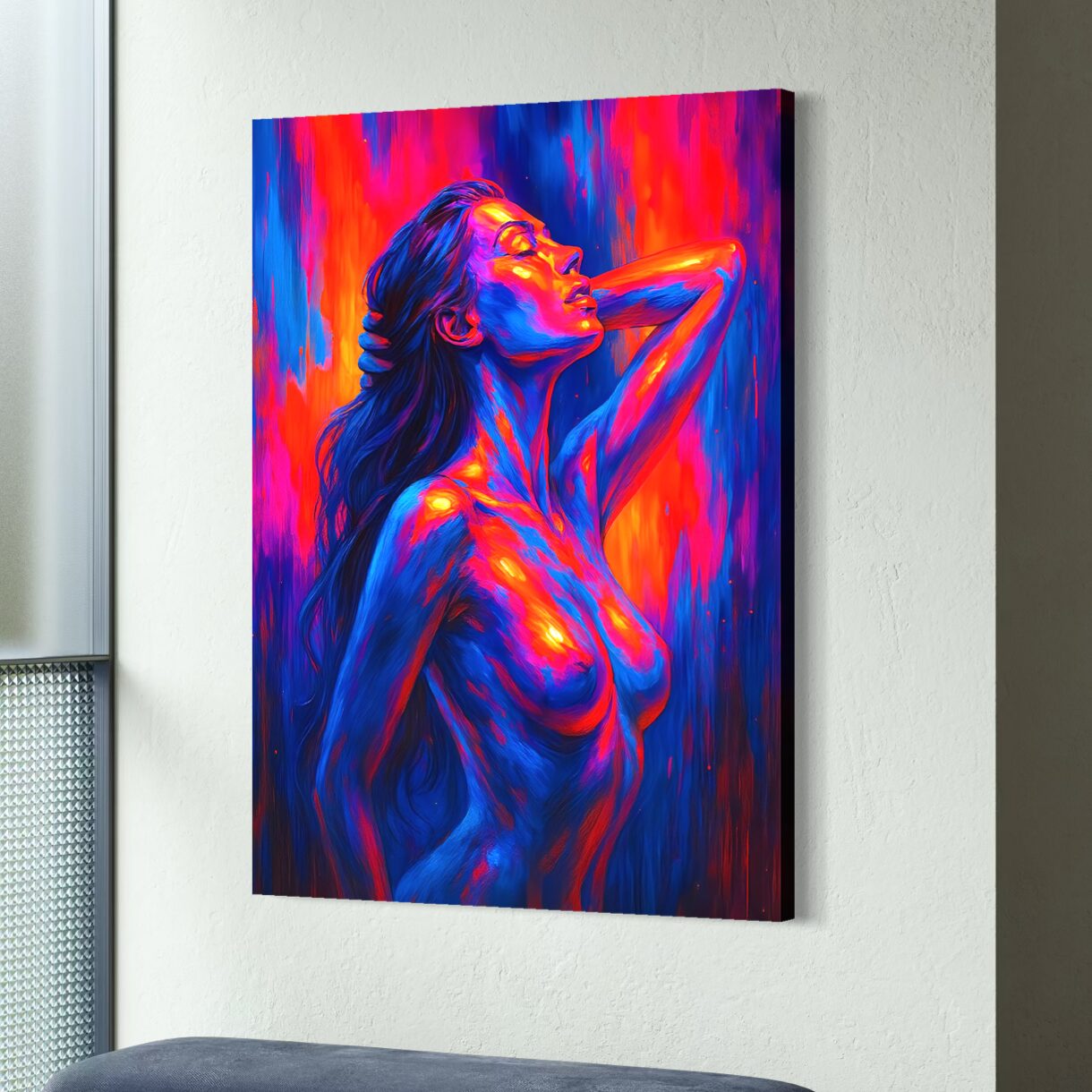 Tableau Extase Écarlate représentant une silhouette féminine sensuelle illuminée par des couleurs néon rouges, bleues et violettes dans un style contemporain