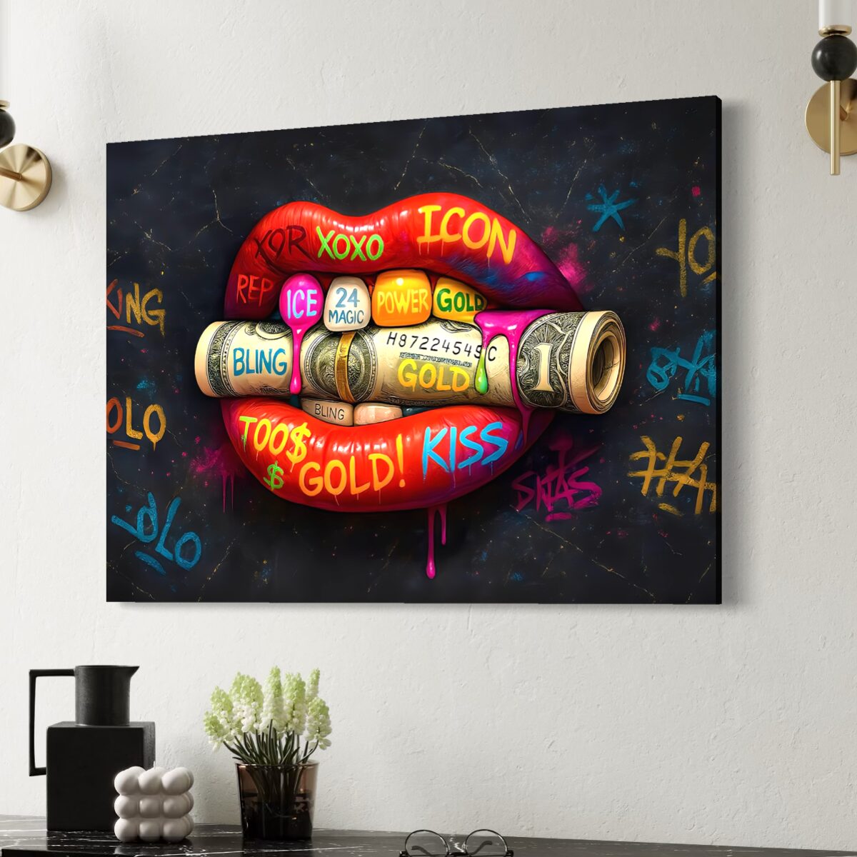 Tableau Morsure Cash – Pop Art Luxe et Argent | SPEKTRA Tableau Morsure Cash accroché dans un intérieur élégant, représentant des lèvres rouges tenant un rouleau de billets dans un univers pop art inspiré du luxe, de l’argent et de la culture urbaine.