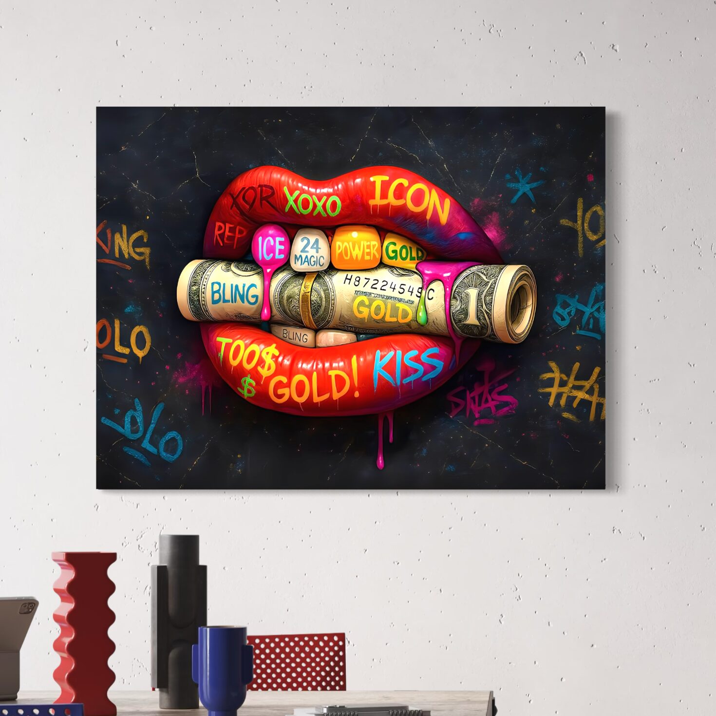 Tableau Morsure Cash – Pop Art Luxe et Argent | SPEKTRA Tableau Morsure Cash exposé dans un intérieur contemporain, représentant des lèvres rouges mordant un rouleau de billets dans un univers pop art inspiré du luxe, de l’argent et de la culture urbaine.
