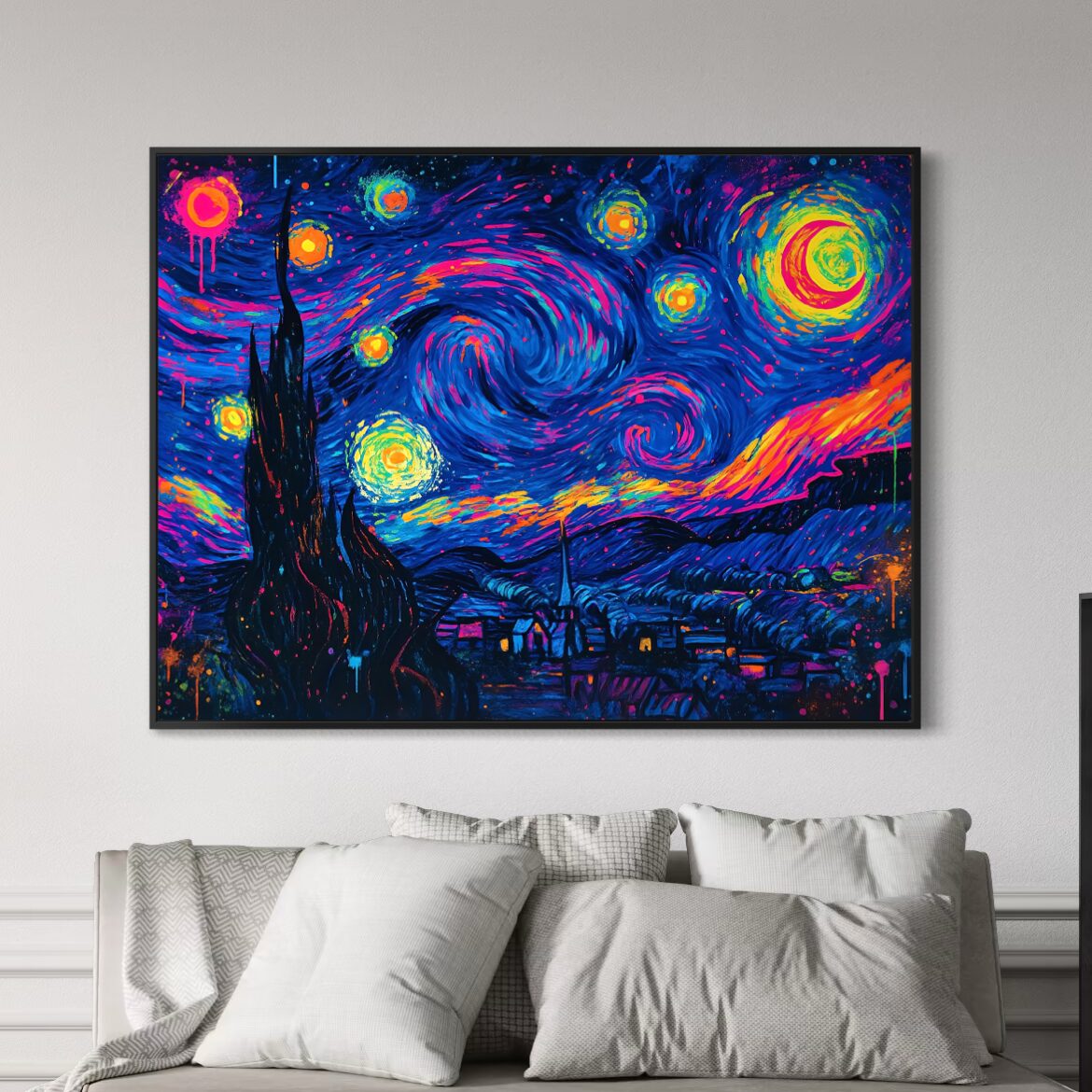 Tableau L'Écho des Étoiles – Nuit Étoilée Moderne Colorée | SPEKTRA Tableau mural L'Écho des Étoiles inspiré de La Nuit Étoilée de Van Gogh avec cadre noir dans un salon contemporain.
