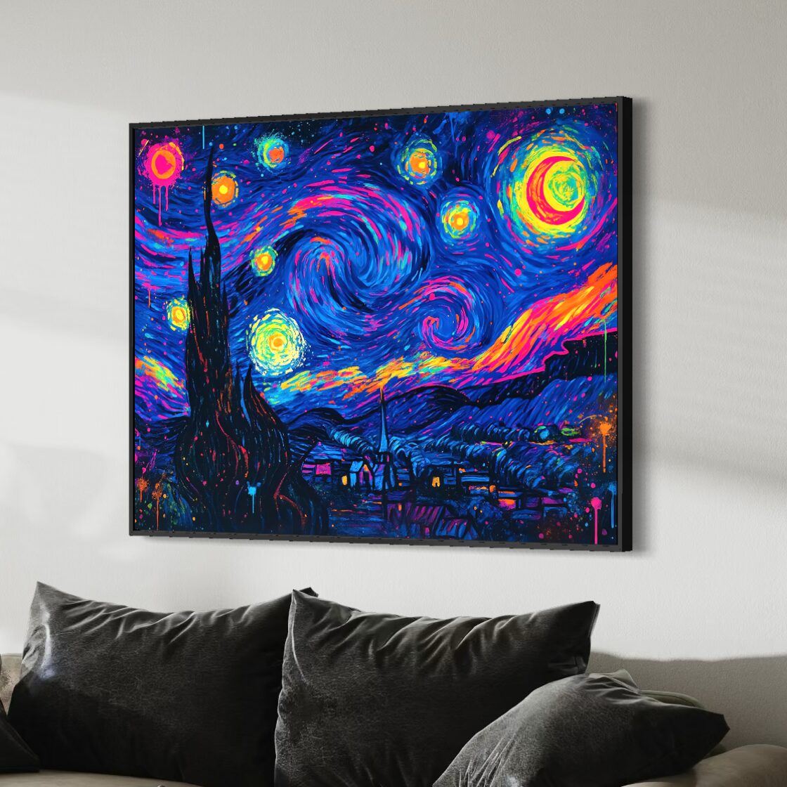 Tableau L'Écho des Étoiles – Nuit Étoilée Moderne Colorée | SPEKTRA Tableau encadré L'Écho des Étoiles inspiré de La Nuit Étoilée avec ciel étoilé coloré et style contemporain installé dans un salon moderne.