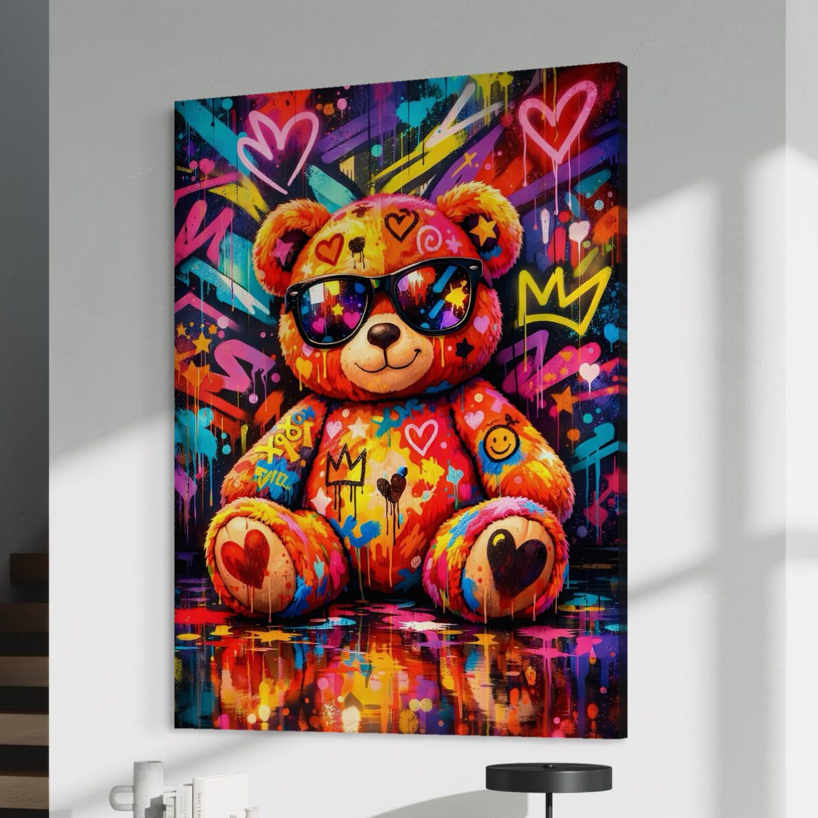 Tableau Love Teddy – Ours en Peluche Street Art Coloré Vue latérale du canvas mural Love Teddy représentant un ours en peluche pop art coloré avec lunettes de soleil, cœurs, graffitis et symboles street art dans une décoration intérieure moderne.