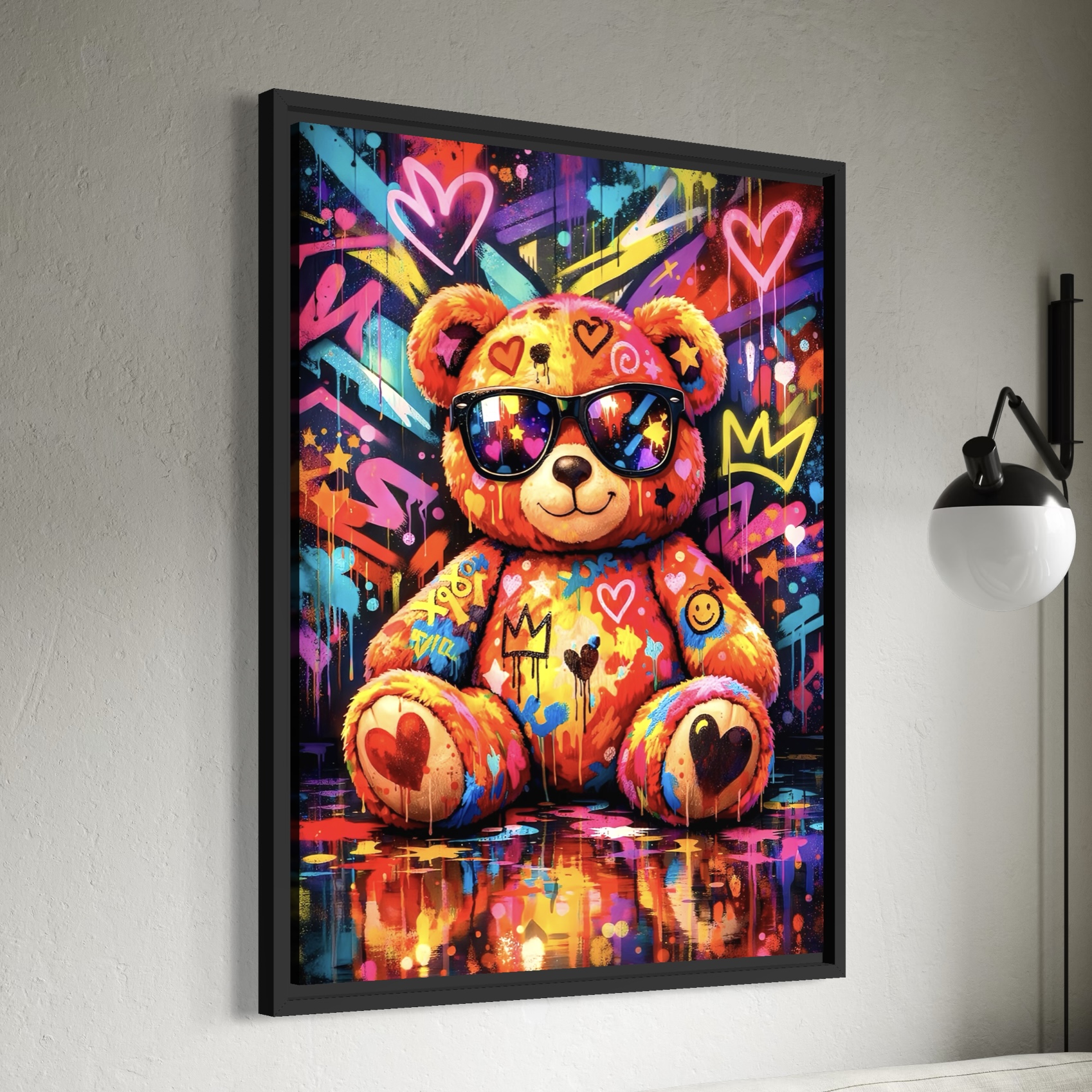 Tableau Love Teddy – Ours en Peluche Street Art Coloré Vue latérale du tableau Love Teddy encadré noir représentant un ours en peluche coloré avec lunettes de soleil, cœurs, graffitis et symboles pop art dans une décoration murale contemporaine.