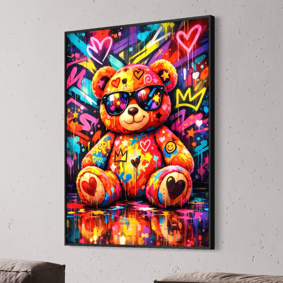 Tableau Love Teddy – Ours en Peluche Street Art Coloré Vue latérale du tableau Love Teddy encadré noir représentant un ours en peluche pop art avec lunettes de soleil, cœurs, graffitis colorés et symboles street art dans une décoration murale moderne.