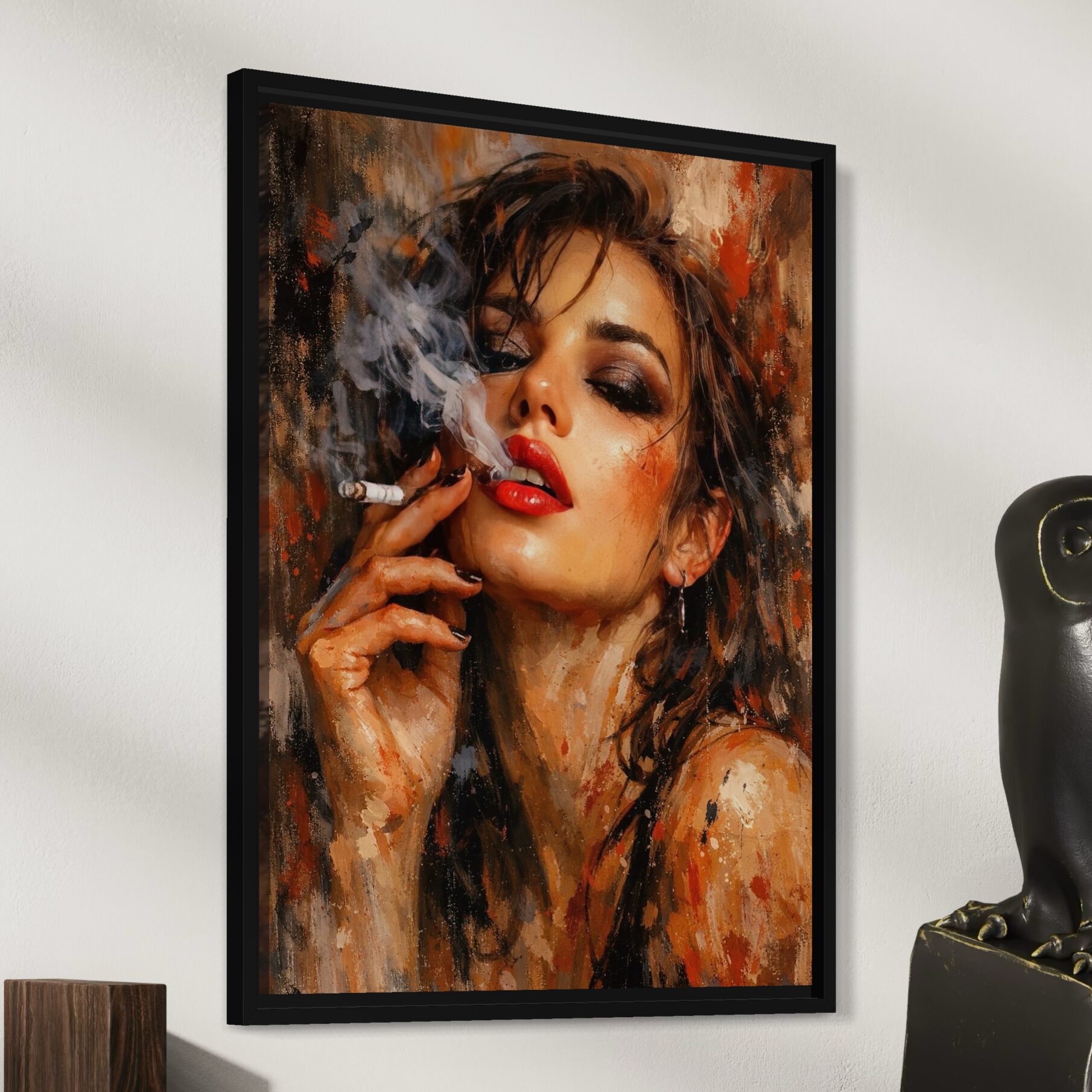 Tableau Femme Sensuelle – Ivresse Rouge Vue latérale du tableau Ivresse Rouge encadré noir représentant un portrait de femme glamour aux lèvres rouges, avec fumée, regard intense et ambiance picturale contemporaine.
