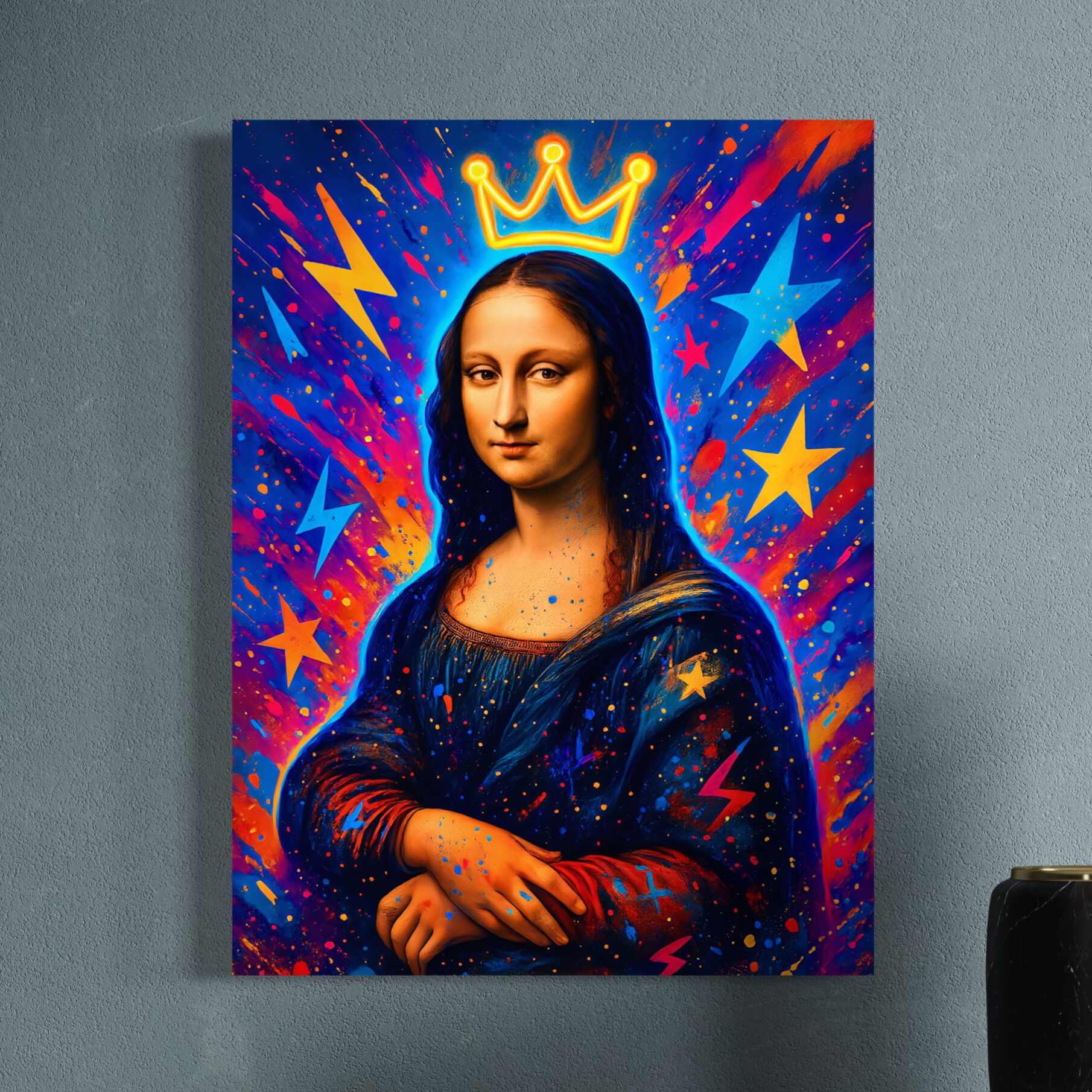 Tableau Queen Mona – Mona Lisa Pop Art Contemporaine | SPEKTRA Tableau Queen Mona inspiré de la Mona Lisa revisité en pop art coloré avec couronne lumineuse et éclaboussures artistiques contemporaines