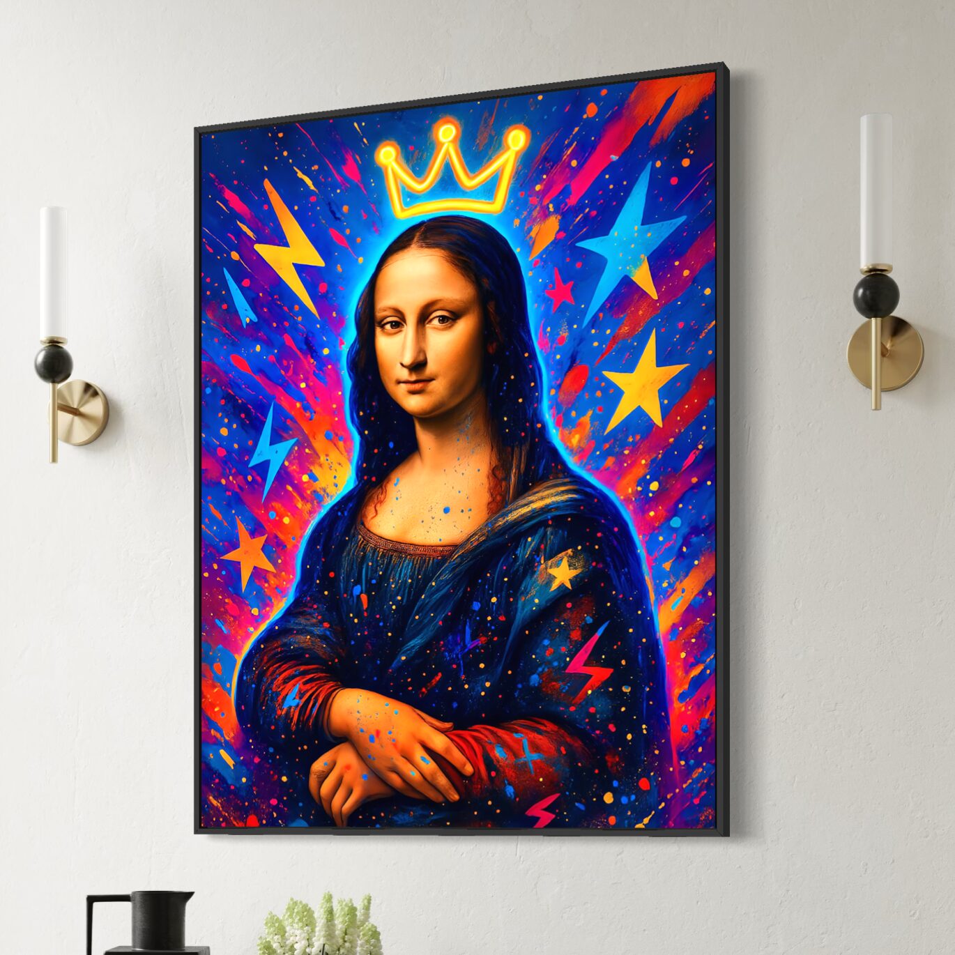 Tableau Queen Mona – Mona Lisa Pop Art Contemporaine | SPEKTRA Tableau Queen Mona inspiré de la Mona Lisa revisité en pop art coloré avec cadre noir dans une décoration murale contemporaine