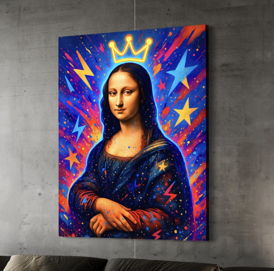 Tableau Queen Mona – Mona Lisa Pop Art Contemporaine | SPEKTRA Tableau Queen Mona inspiré de la Mona Lisa imprimé sur toile canvas exposé dans un intérieur industriel contemporain
