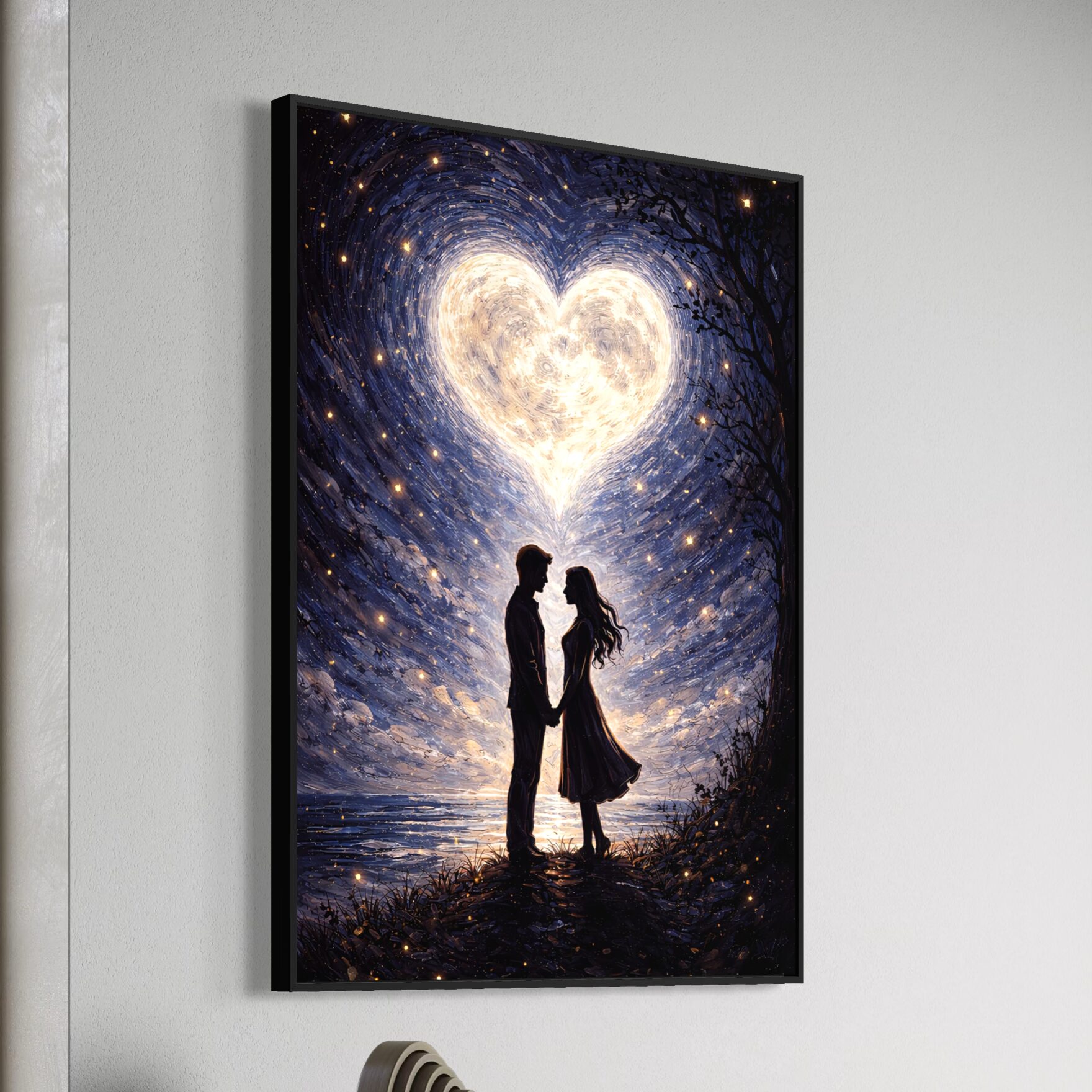 Tableau Destins Croisés – Couple Romantique et Cœur Lumineux Tableau romantique Destins Croisés encadré noir représentant un couple amoureux sous un cœur céleste lumineux dans un ciel étoilé, édition limitée SPEKTRA.