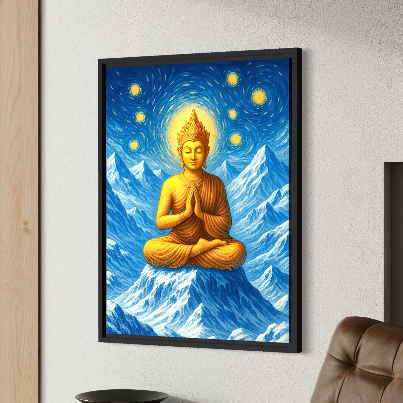 Tableau Bouddha Méditation – Sommet Intérieur | SPEKTRA Tableau encadré Sommet Intérieur représentant un Bouddha doré en méditation au sommet de montagnes enneigées sous un ciel étoilé lumineux.