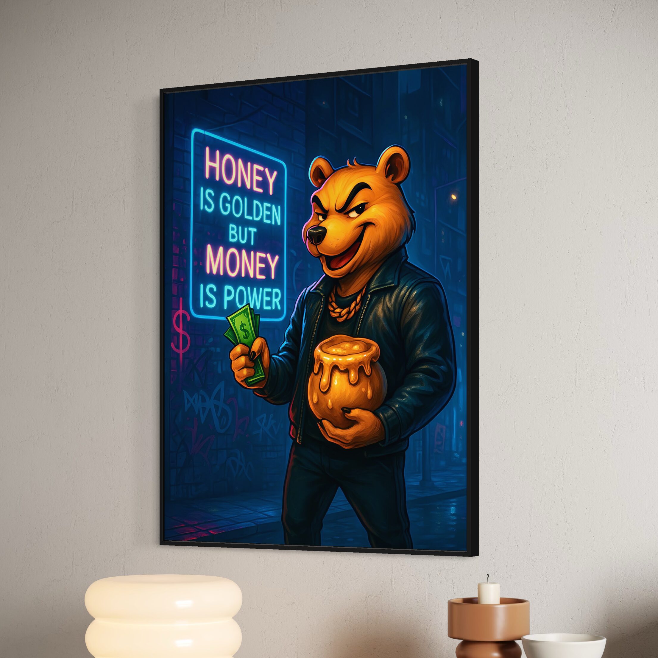 Tableau Honey Money représentant un ours street art tenant des billets et un pot de miel devant une enseigne néon dans une ambiance urbaine contemporaine inspirée de la réussite financière.