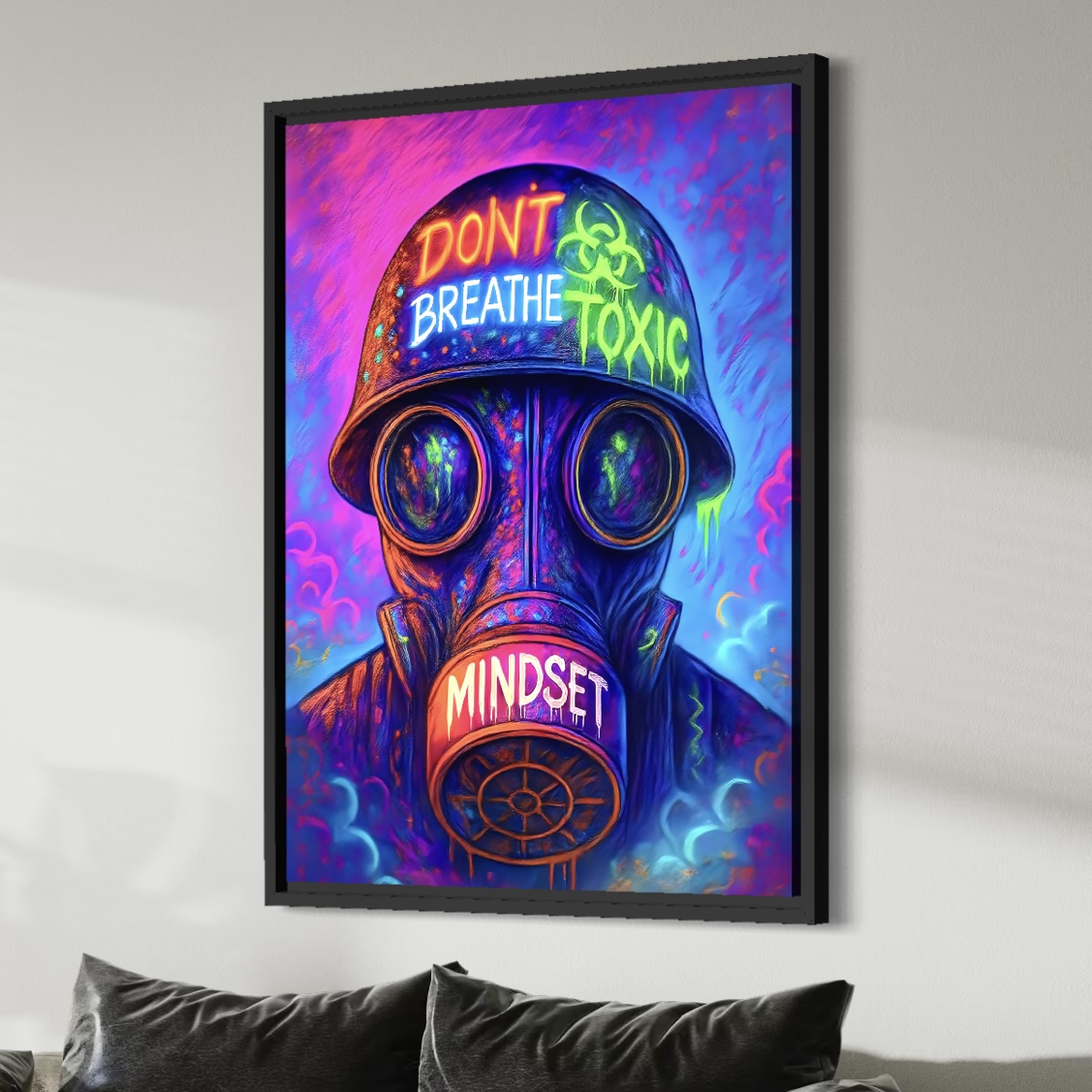 Tableau street art Toxic Mindset avec masque à gaz néon présenté dans un cadre premium noir dans un intérieur moderne
