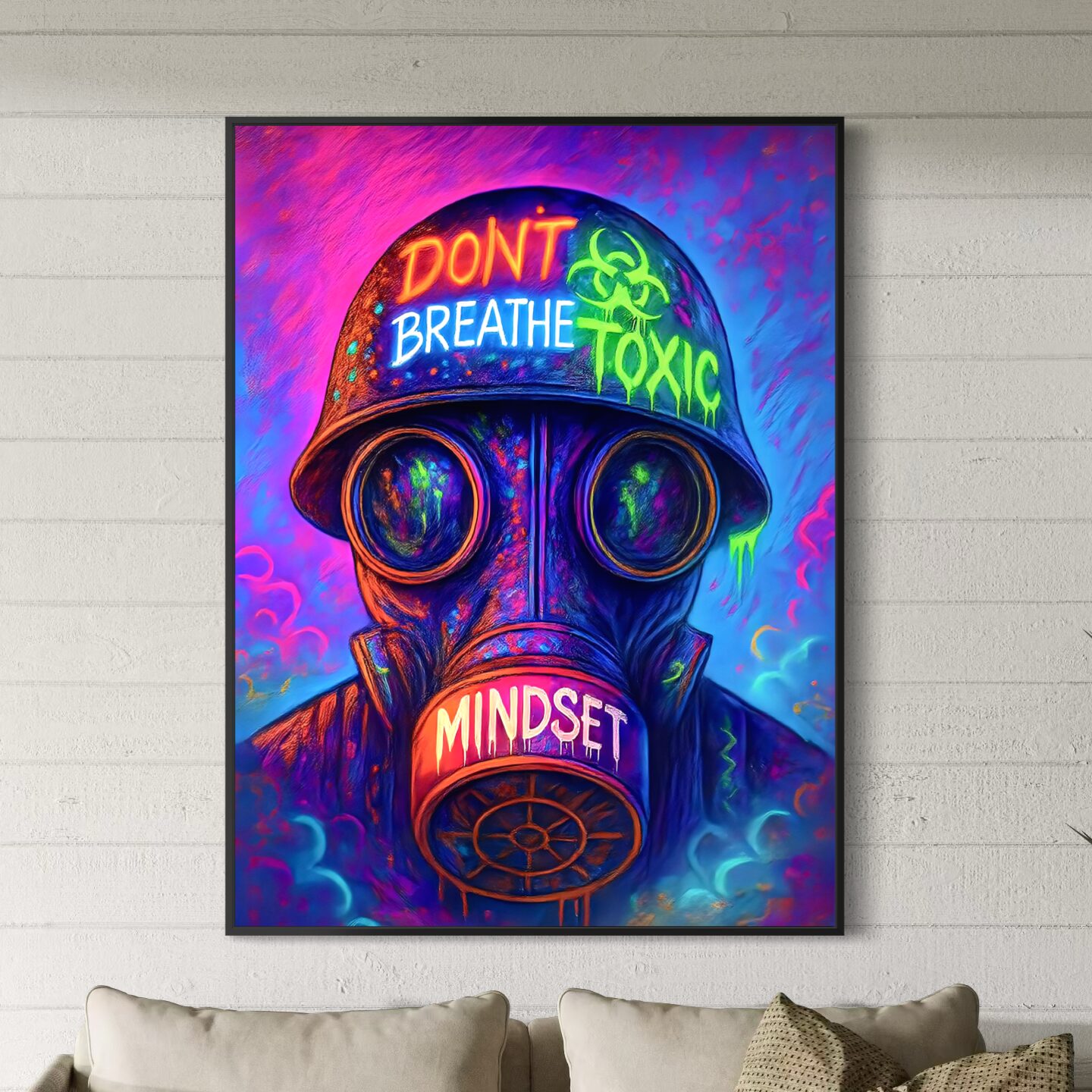 Tableau street art Toxic Mindset avec masque à gaz néon exposé dans un salon moderne à la décoration contemporaine
