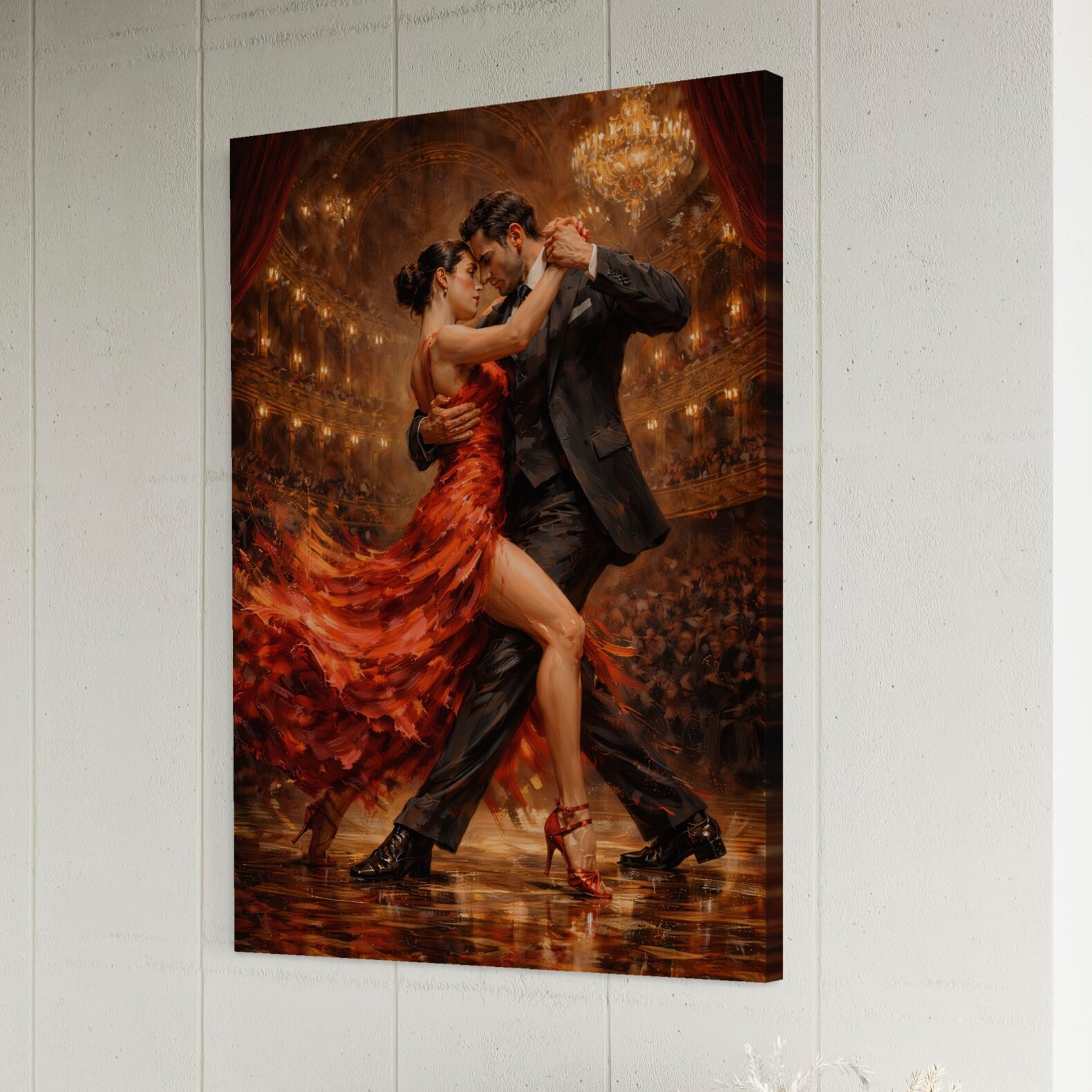 Tableau Fièvre Tango représentant un couple dansant le tango avec une robe rouge en mouvement, dans une salle élégante illuminée par des lustres dorés. Vue latérale du tableau Fièvre Tango représentant un couple dansant le tango, avec robe rouge en mouvement, lumière dorée et ambiance élégante sur un mur à panneaux.