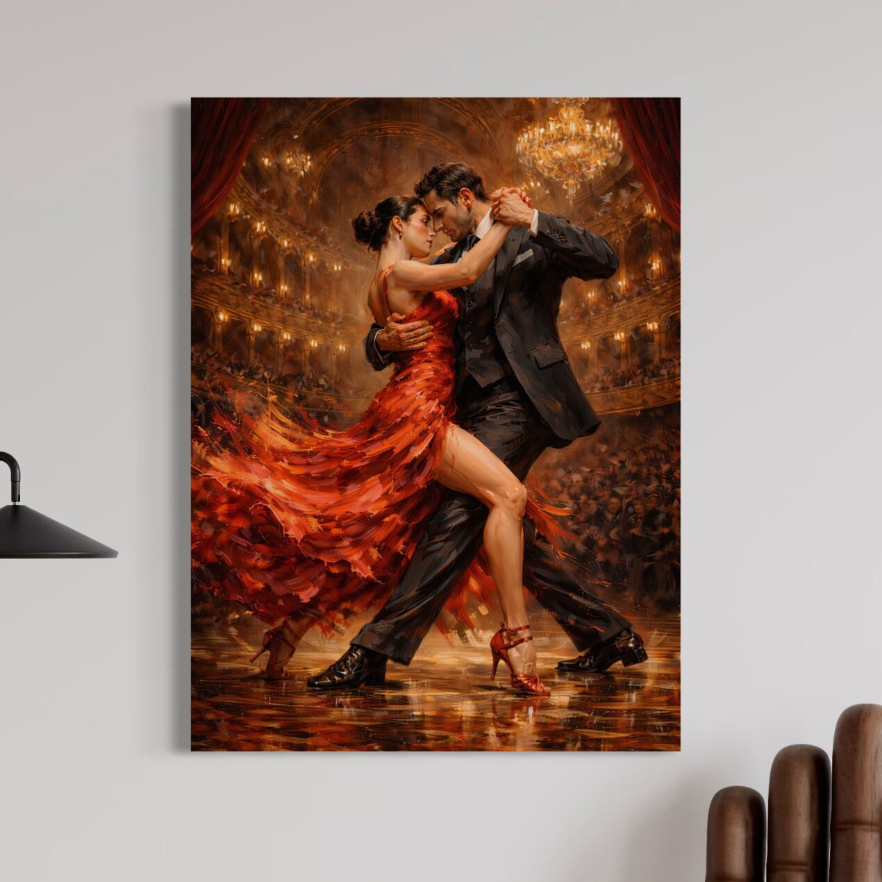 Tableau Fièvre Tango représentant un couple dansant le tango avec une robe rouge en mouvement, dans une salle élégante illuminée par des lustres dorés. Tableau Fièvre Tango représentant un couple dansant le tango, avec robe rouge en mouvement, lumière dorée, lustres élégants et ambiance passionnée.