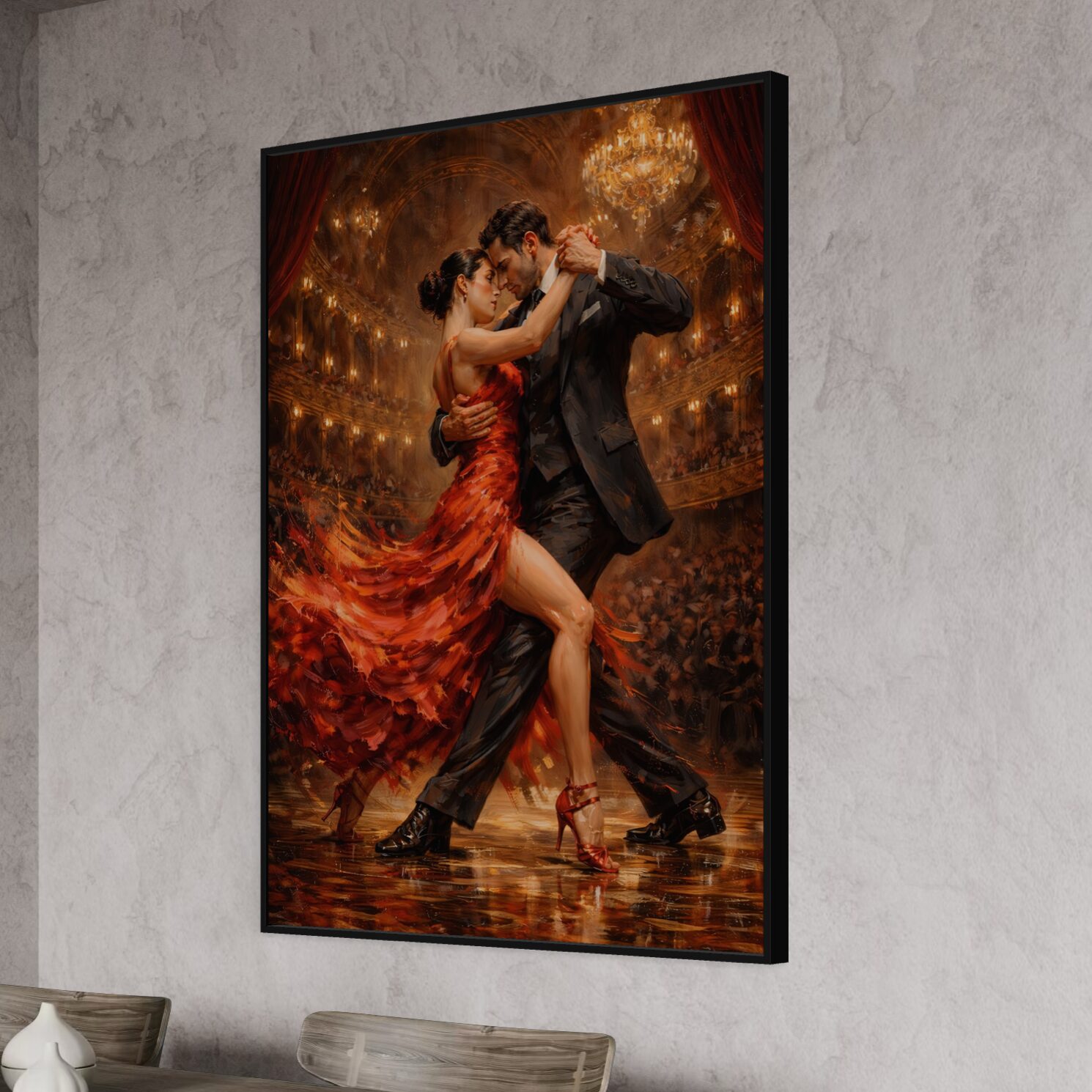 Tableau Fièvre Tango représentant un couple dansant le tango avec une robe rouge en mouvement, dans une salle élégante illuminée par des lustres dorés. Vue latérale du tableau Fièvre Tango représentant un couple dansant le tango, avec robe rouge en mouvement, lumière dorée et ambiance élégante de salle de bal dans une salle à manger.