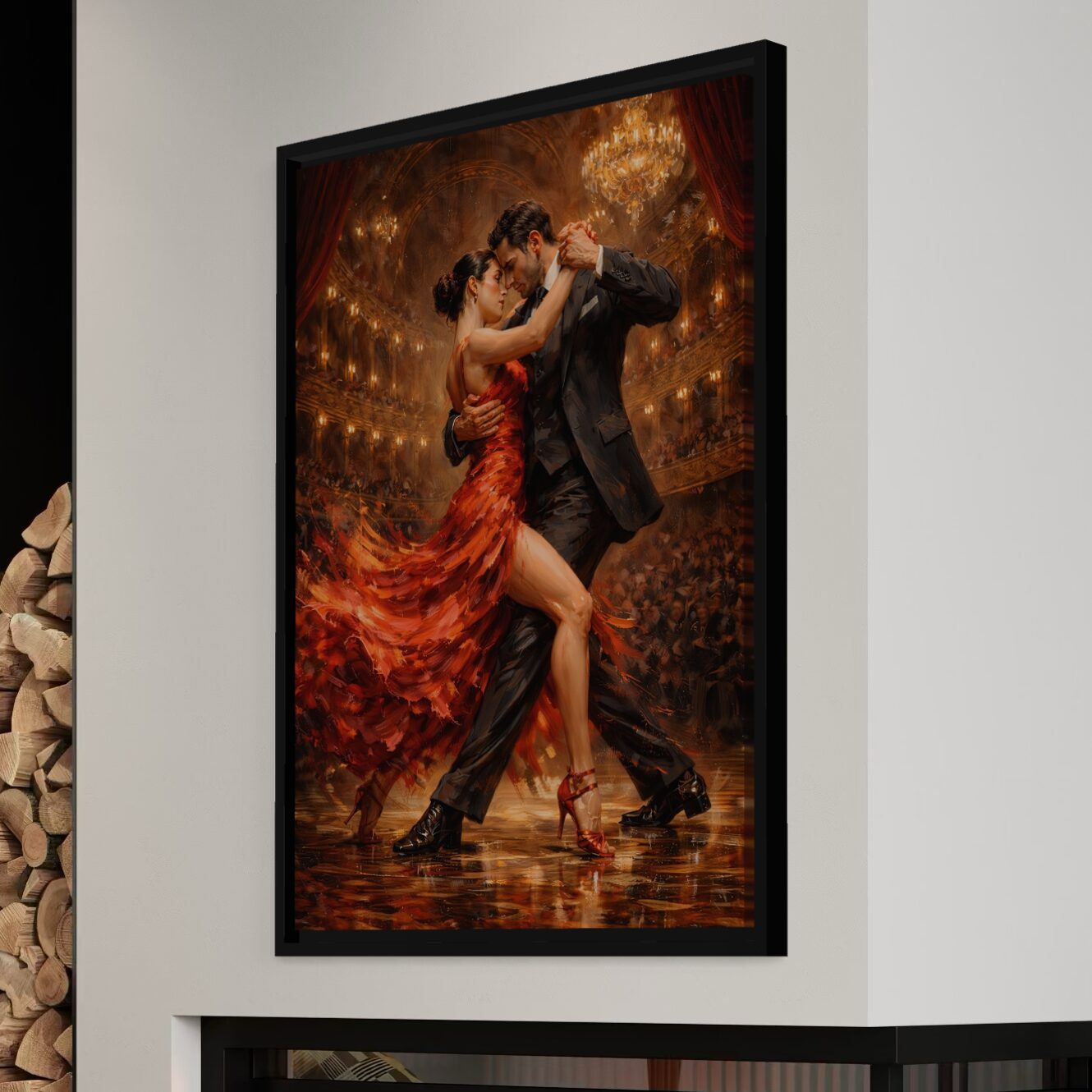 Tableau Fièvre Tango représentant un couple dansant le tango avec une robe rouge en mouvement, dans une salle élégante illuminée par des lustres dorés. Vue latérale du tableau Fièvre Tango encadré noir représentant un couple dansant le tango, avec robe rouge en mouvement, lumière dorée et ambiance élégante de salle de bal.