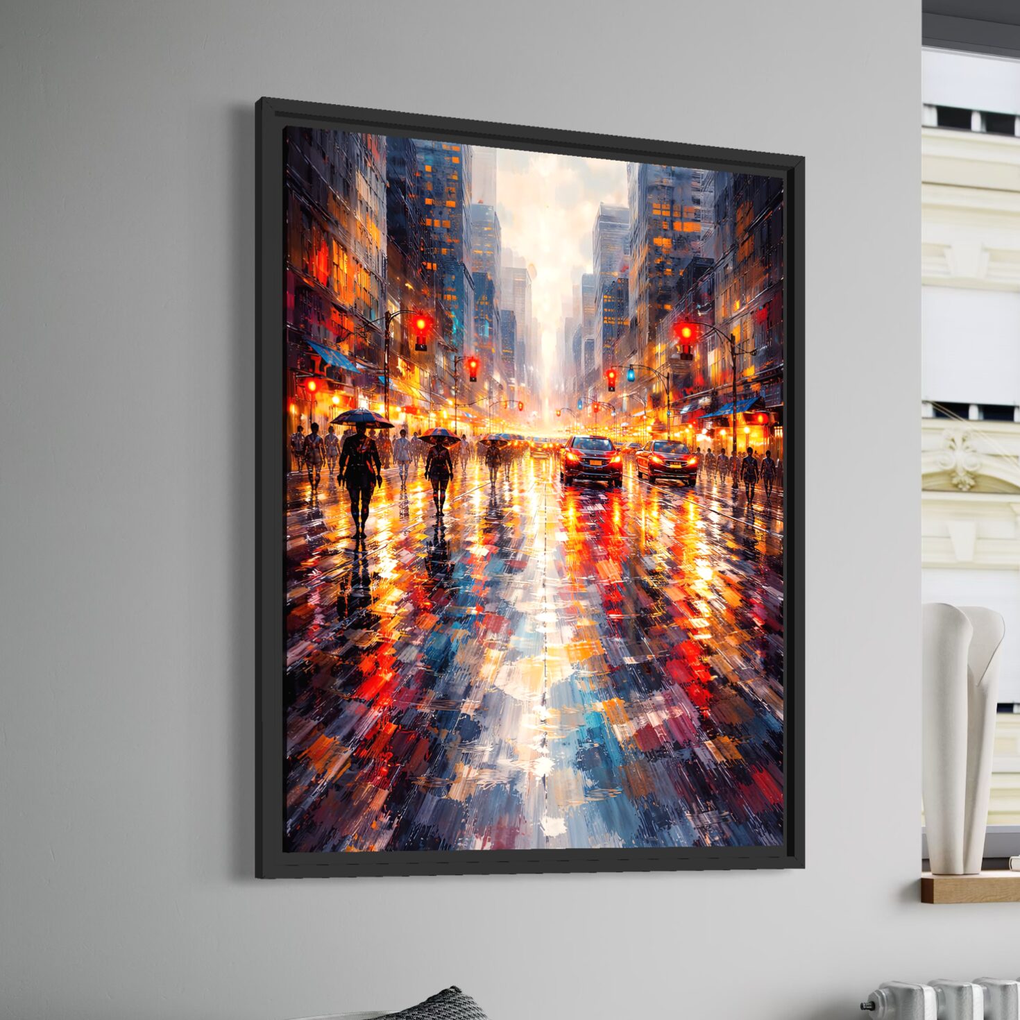 Tableau urbain moderne Lueurs Urbaines encadré noir vu de côté représentant une grande avenue sous la pluie avec voitures, passants et reflets lumineux colorés.