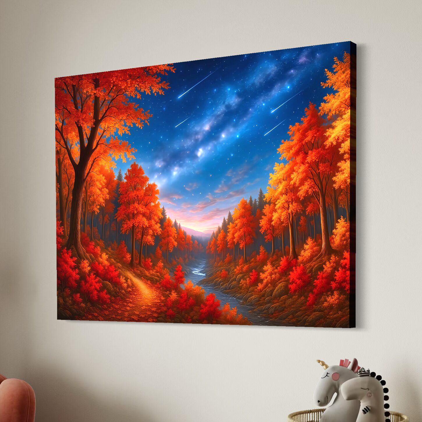 Tableau Vallée Rouge – Paysage Automnal pour Salon Moderne Tableau Vallée Rouge dans une chambre d’enfant avec paysage féerique, forêt automnale rouge et ciel étoilé lumineux