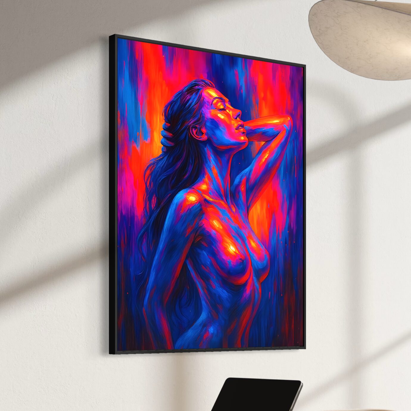 Vue latérale du tableau Extase Écarlate représentant une femme sensuelle aux couleurs néon rouges, bleues et violettes dans un style contemporain moderne