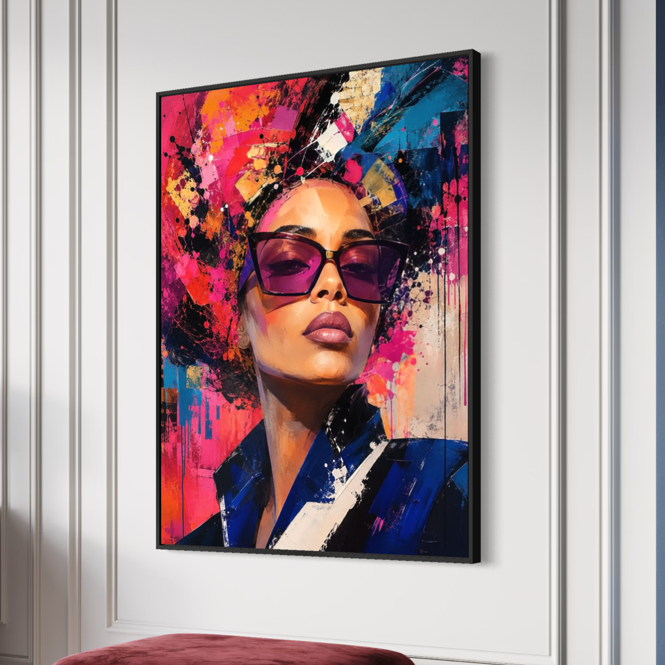 Tableau Aura Magnétique encadré dans un intérieur élégant, représentant une femme avec lunettes violettes dans une composition pop art rose, orange, bleu et noir