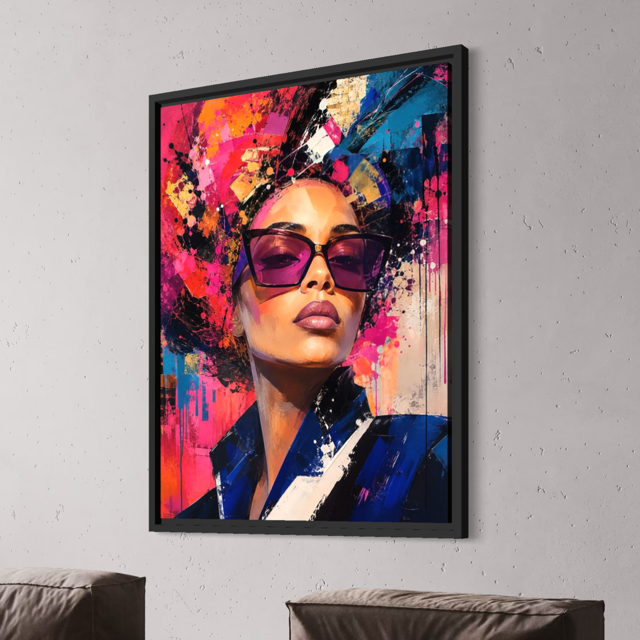 Tableau Aura Magnétique encadré en noir dans un intérieur moderne, représentant une femme avec lunettes violettes dans une composition pop art colorée