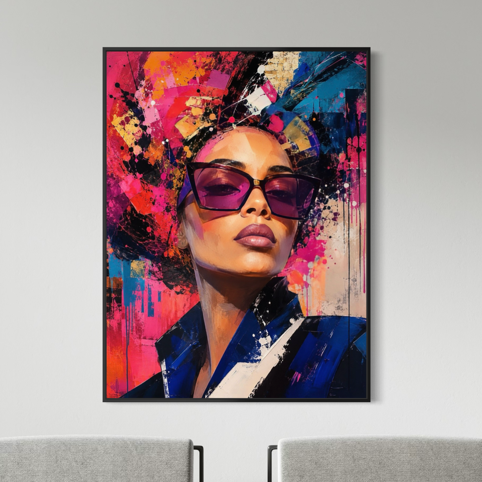Tableau Aura Magnétique encadré dans un intérieur contemporain, représentant une femme avec lunettes violettes dans une composition pop art rose, orange, bleu et noir