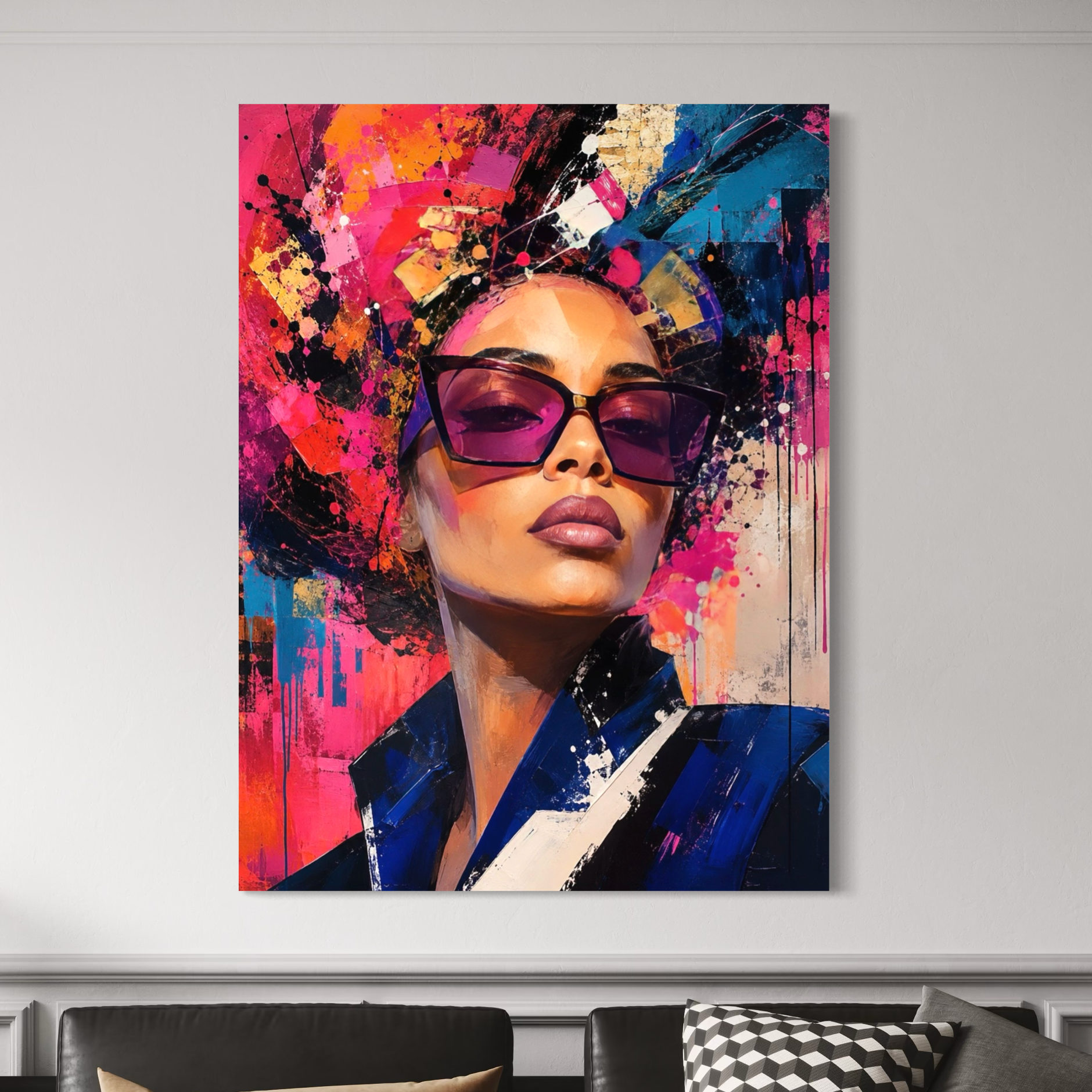 Tableau Aura Magnétique sur toile au-dessus d’un canapé noir, représentant une femme avec lunettes violettes dans une composition pop art colorée