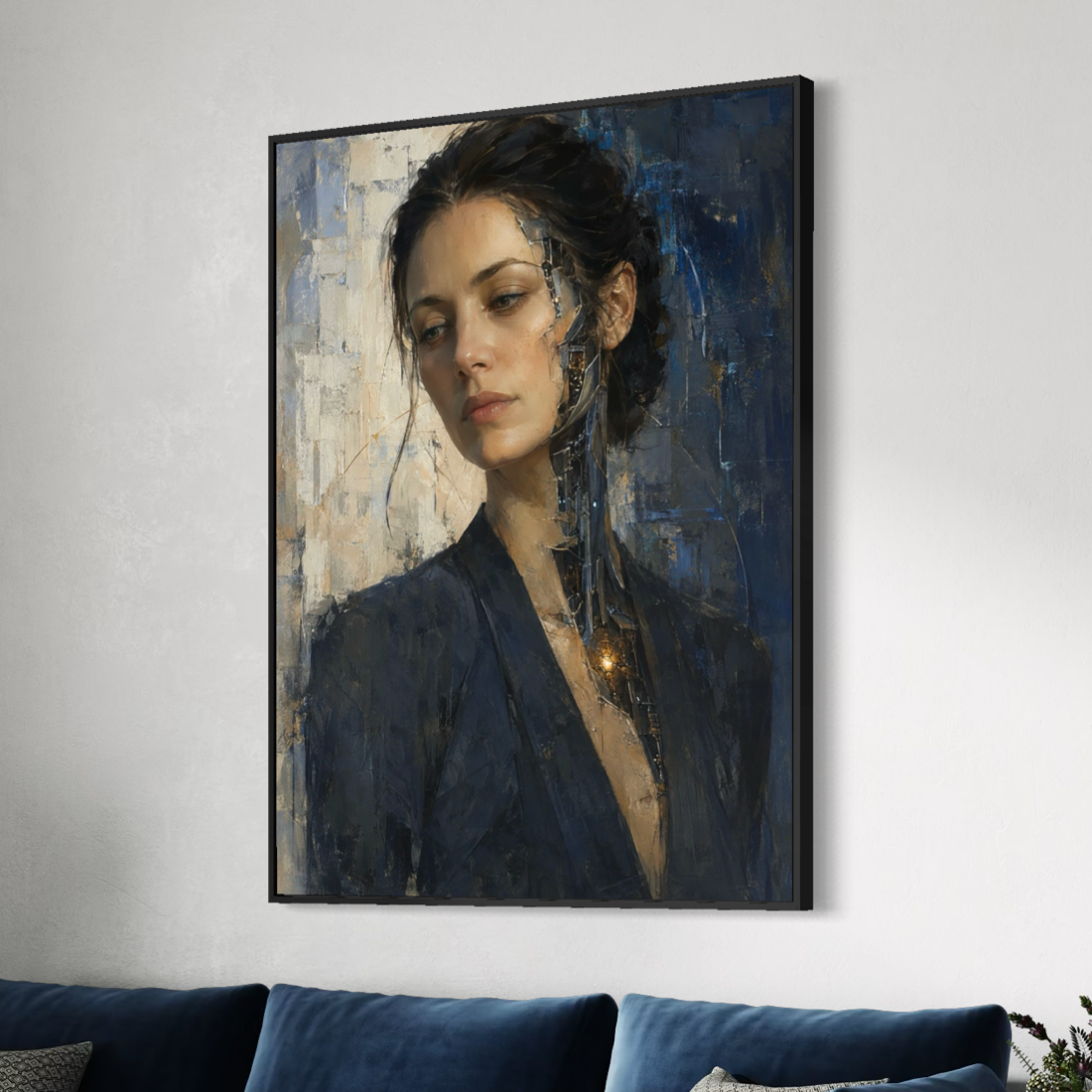 Tableau femme cyborg Éveil Synthétique – portrait futuriste et art contemporain Tableau Éveil Synthétique encadré au-dessus d’un canapé bleu, représentant une femme cyborg au visage partiellement mécanique