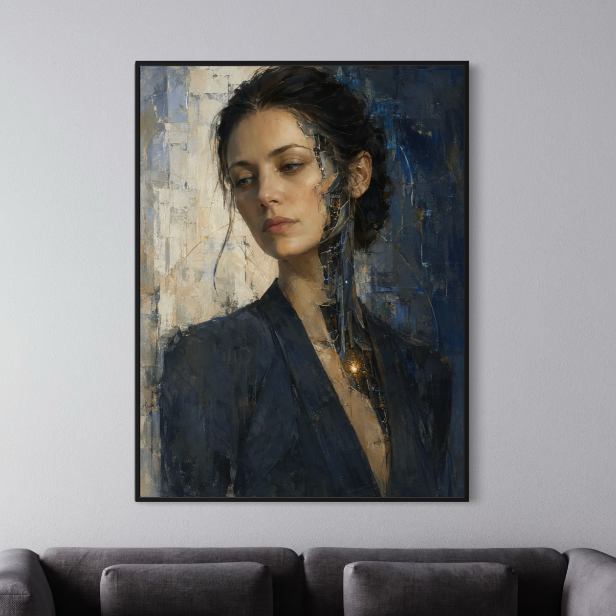 Tableau femme cyborg Éveil Synthétique – portrait futuriste et art contemporain Tableau Éveil Synthétique encadré au-dessus d’un canapé, représentant une femme cyborg au visage partiellement mécanique
